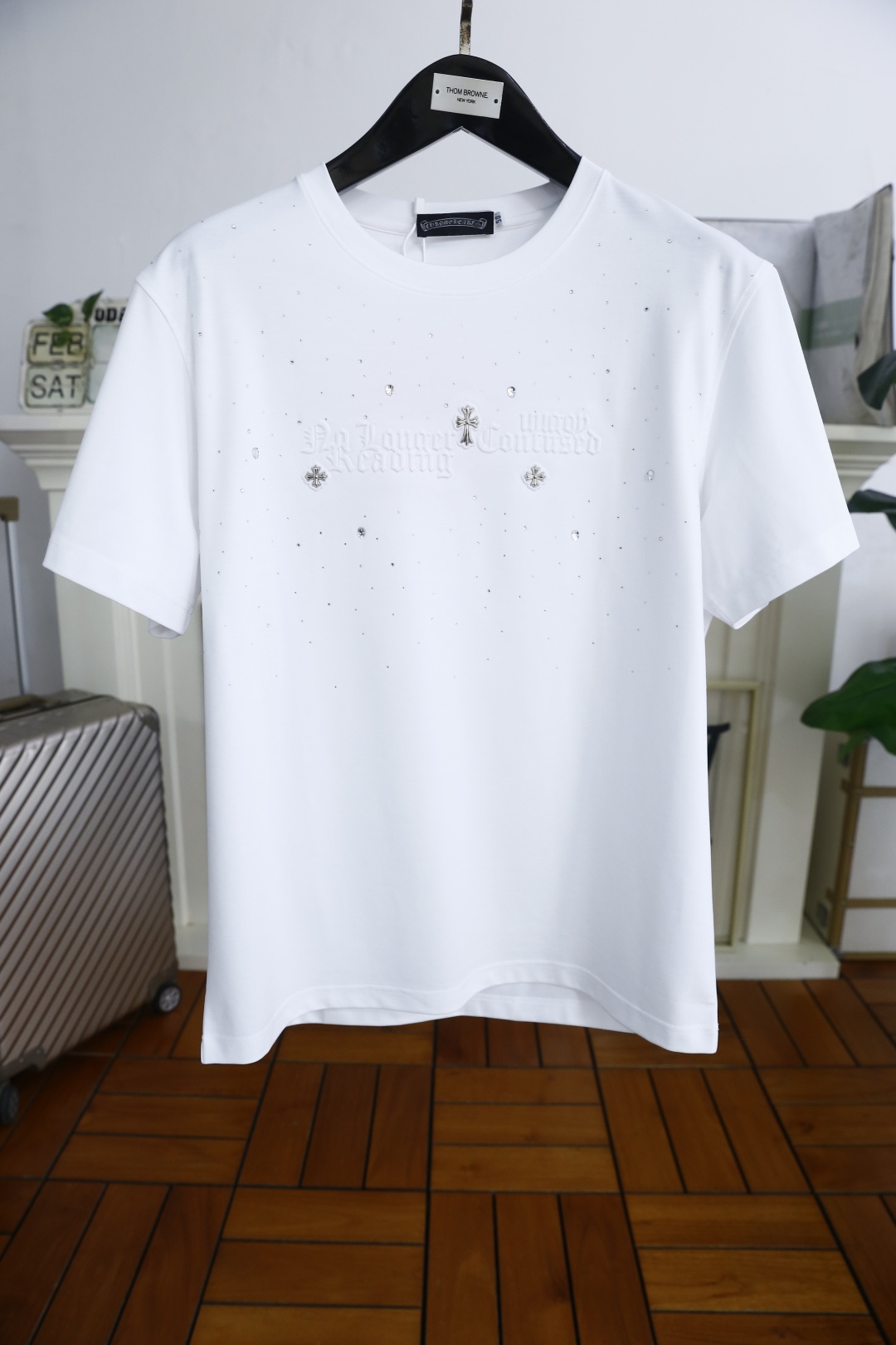 NO:118957,Crome Hear*s. New spring 2025!  Fashionable and casual round neck short-sleeved fashion item design, more fashionable and comfortable, high-standard customization, very stylish upper body, luxurious classic cross LOGO pattern, customer-supplied auxiliary materials, imported high-end modal fabric with very delicate texture, exquisite details and exquisite craftsmanship, extremely shaping item, can be matched with any fashion, super good style, a must-have item for trendy men. Counter size: M-3XL, shipped the next day!  ,,chrome hearts,chrome hearts,T-shirt,alexander wang19860909克罗心/Chrome Hear*s. 2025春季新款！时尚休闲圆领短袖时尚单品设计,更加时尚舒适,高标准定制,上身非常有型,奢华经典十字架LOGO图案 客供辅料,客供进口高档莫代尔面料质感非常细腻,细节工艺精湛考究,塑造性极高的一款单品,任何时装都可以搭配,版型超级好 潮男必备单品 专柜尺码:M-3XL,隔天出货！,,chrome hearts,chrome hearts,T-shirt,alexander wang,Men's clothing