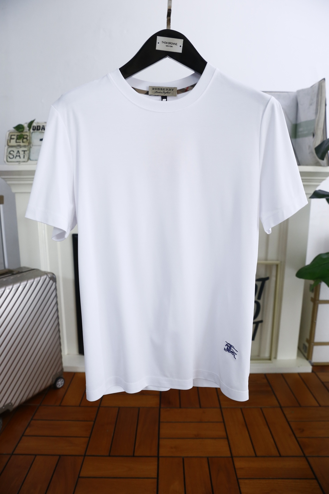 NO:118959,Burbe*ry. 2025 spring new product fashionable round neck short sleeve high-end custom versatile style!  More practical, anyone can easily control it. It uses comfortable mama cotton fabric craftsmanship and luxurious classic brand war horse logo design, which is very high-end and must-have if you understand the goods!  The style and tailoring are slim styles, which are very exquisite, showing aura and highlighting the exquisiteness of business men. This is the unique feature, the right slim fit, and the upper body effect is very good!  Counter size 48-56, shipped the next day!  ,burberry,burberry,T-shirt,alexander wang19860909巴宝丽/Burbe*ry. 2025春季新品时尚圆领短袖高级定制百搭款式！更有实用感 任何人都可以轻松驾驭 采用舒适匹马棉面料工艺 奢华经典品牌战马logo设计,非常显档次懂货的必须入！版型剪裁属于修身款 非常精致,显气场,又会凸显商务男士的精致,这就是独到之处,恰到好处的修身,上身效果非常赞！专柜尺码48-56,隔天出货！,,burberry,burberry,T-shirt,alexander wang,Men's clothing