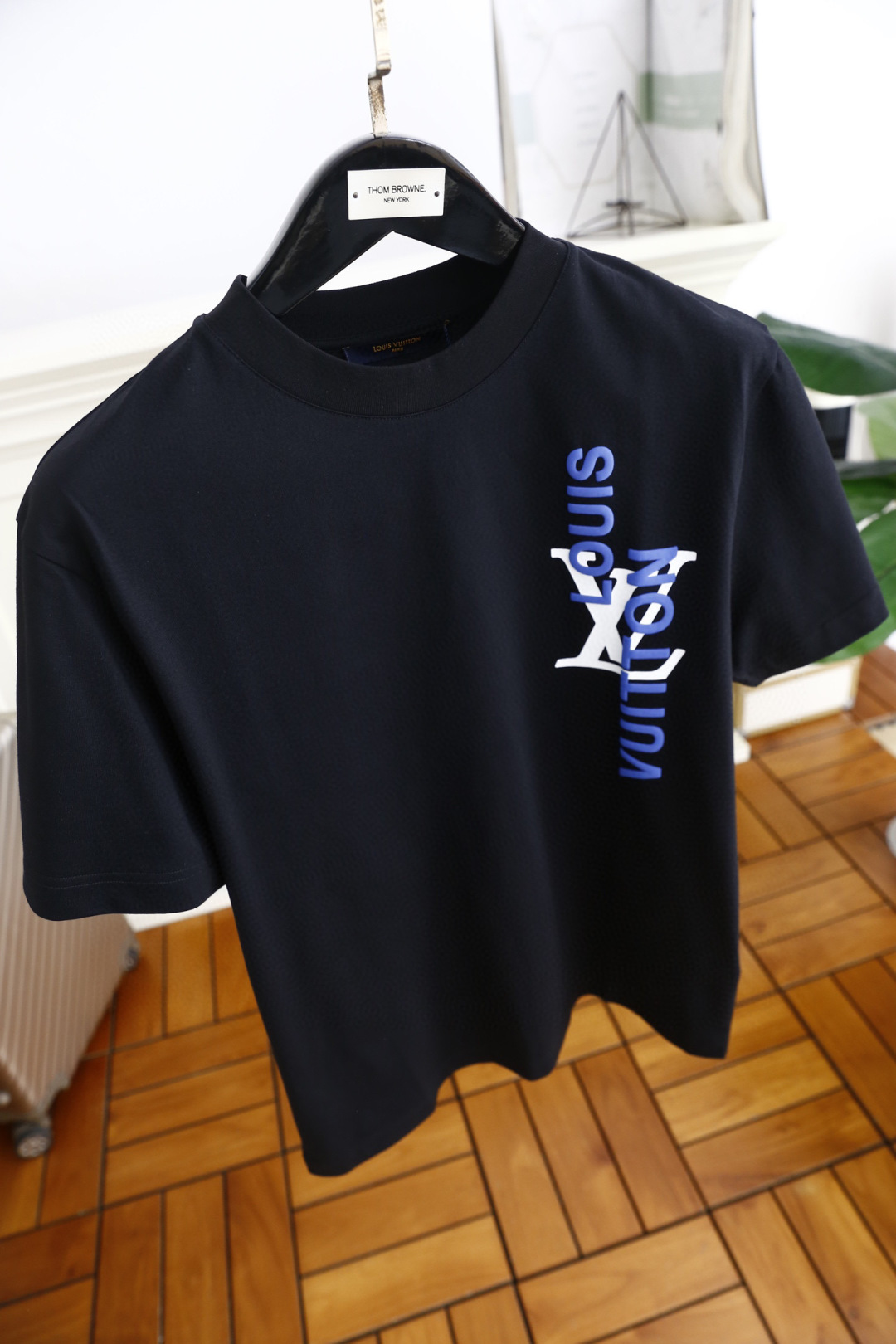 🔥路易威*/Lv.
2025早春新款！时尚休闲圆领短袖👍时尚单品设计，更加时尚舒适，高标准定制，上身非常