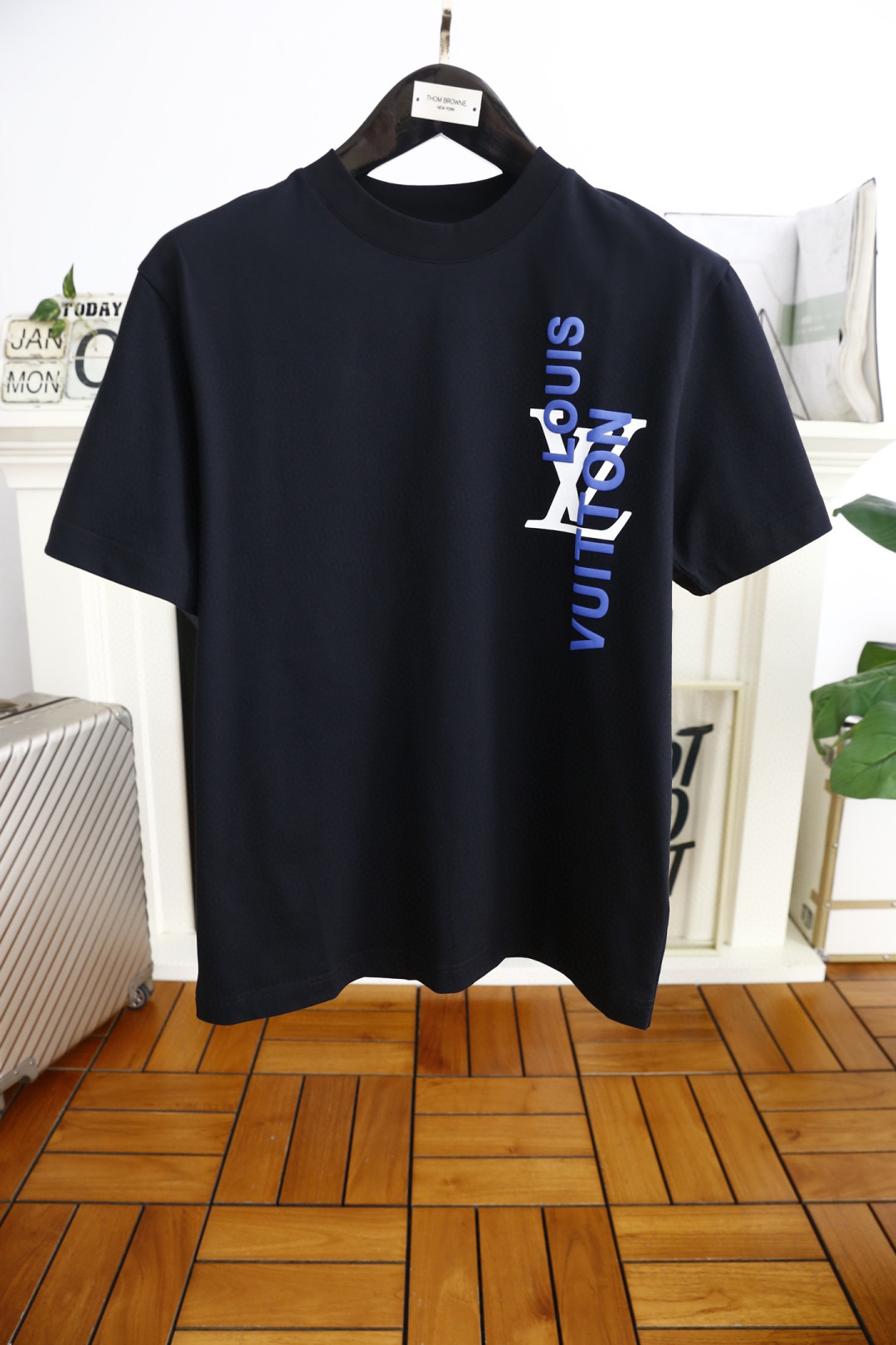 🔥路易威*/Lv.
2025早春新款！时尚休闲圆领短袖👍时尚单品设计，更加时尚舒适，高标准定制，上身非常