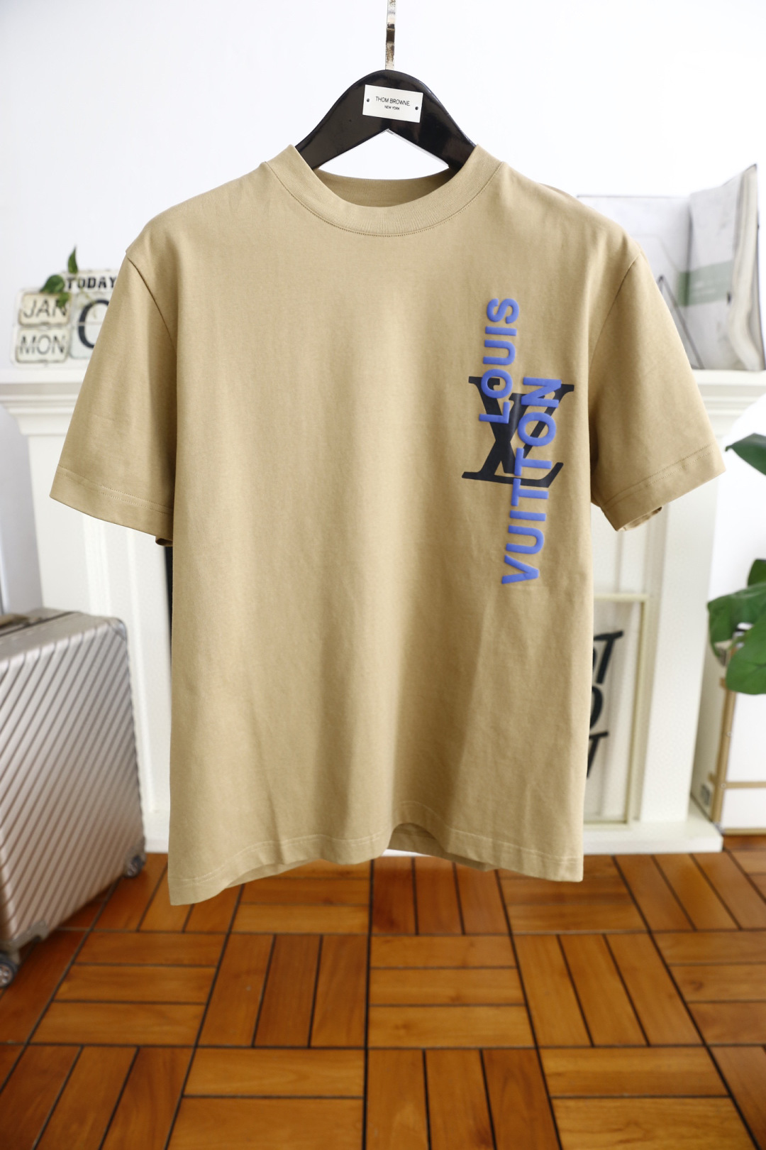🔥路易威*/Lv.
2025早春新款！时尚休闲圆领短袖👍时尚单品设计，更加时尚舒适，高标准定制，上身非常