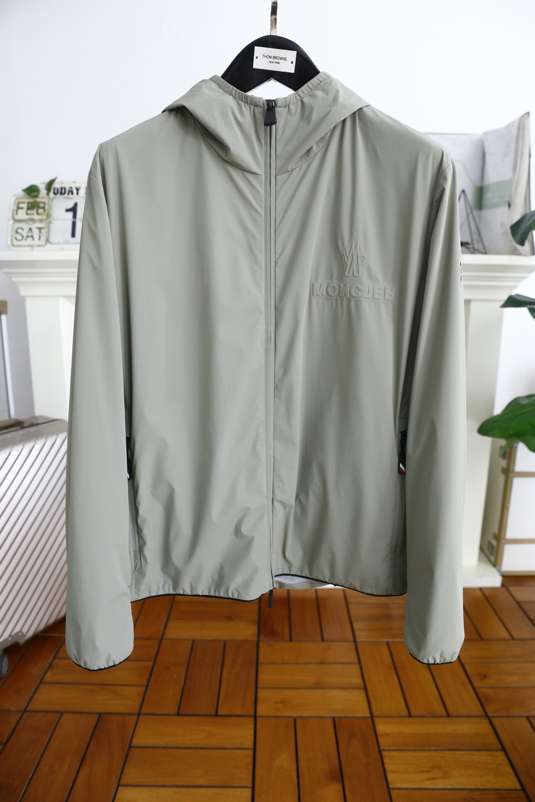 NO:119522,Mon*ler. New men's jacket for spring 2025!  Trading company channel goods, a very popular single item!  The logo of fashionable hooded paired with luxurious classic brand elements is very distinctive and has a stunning effect, demonstrating the extremely high brand fashion proposition and perfectly interprets the characteristics and soul of the brand!  It is made of comfortable and warm fabric, with high-quality texture, exquisite and exquisite detailing and exquisite auxiliary materials. It is a single product with extremely high shaping. Its appearance on the street is absolutely eye-catching and has an excellent equipment that can be selected from thousands of people!  Counter size M-3XL, shipped the next day!  ,Moncler,jackets & coats,jackets & coats,hats,alexander wang19860909蒙口/Mon*ler. 2025春季新品男士夹克外套！贸易公司渠道货 人气极高的一款单品！时尚连帽搭配奢华经典品牌元素logo辨识度非常鲜明,效果惊艳,彰显了极高的品牌时髦主张,完美诠释了品牌的特质及灵魂所在！采用舒适保暖面料高克重材质,质感非常细腻,细节工艺精湛考究,辅料皆为外商客供,塑造性极高的一款单品,出街造型绝对招眼吸睛,万里挑一的绝佳装备！专柜尺码M-3XL,隔天出货！,,Moncler,jackets & coats,jackets & coats,hats,alexander wang,Men's clothing