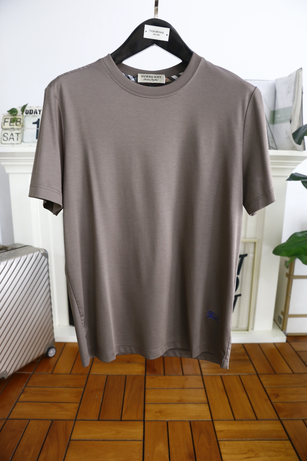 NO:119541,Burbe*ry. Spring new product, fashionable round neck short sleeves, high-end custom versatile style!  More practical, anyone can easily control it. It uses comfortable mama cotton fabric craftsmanship and luxurious classic brand war horse logo design, which is very high-end and must-have if you understand the goods!  The style and tailoring are slim styles, which are very exquisite, showing aura and highlighting the exquisiteness of business men. This is the unique feature, the right slim fit, and the upper body effect is very good!  Counter size 48-56, shipped the next day!  ,burberry,burberry,T-shirt,alexander wang19860909巴宝丽/Burbe*ry. 春季新品时尚圆领短袖高级定制百搭款式！更有实用感 任何人都可以轻松驾驭 采用舒适匹马棉面料工艺 奢华经典品牌战马logo设计,非常显档次懂货的必须入！版型剪裁属于修身款 非常精致,显气场,又会凸显商务男士的精致,这就是独到之处,恰到好处的修身,上身效果非常赞！专柜尺码48-56,隔天出货！,,burberry,burberry,T-shirt,alexander wang,Men's clothing