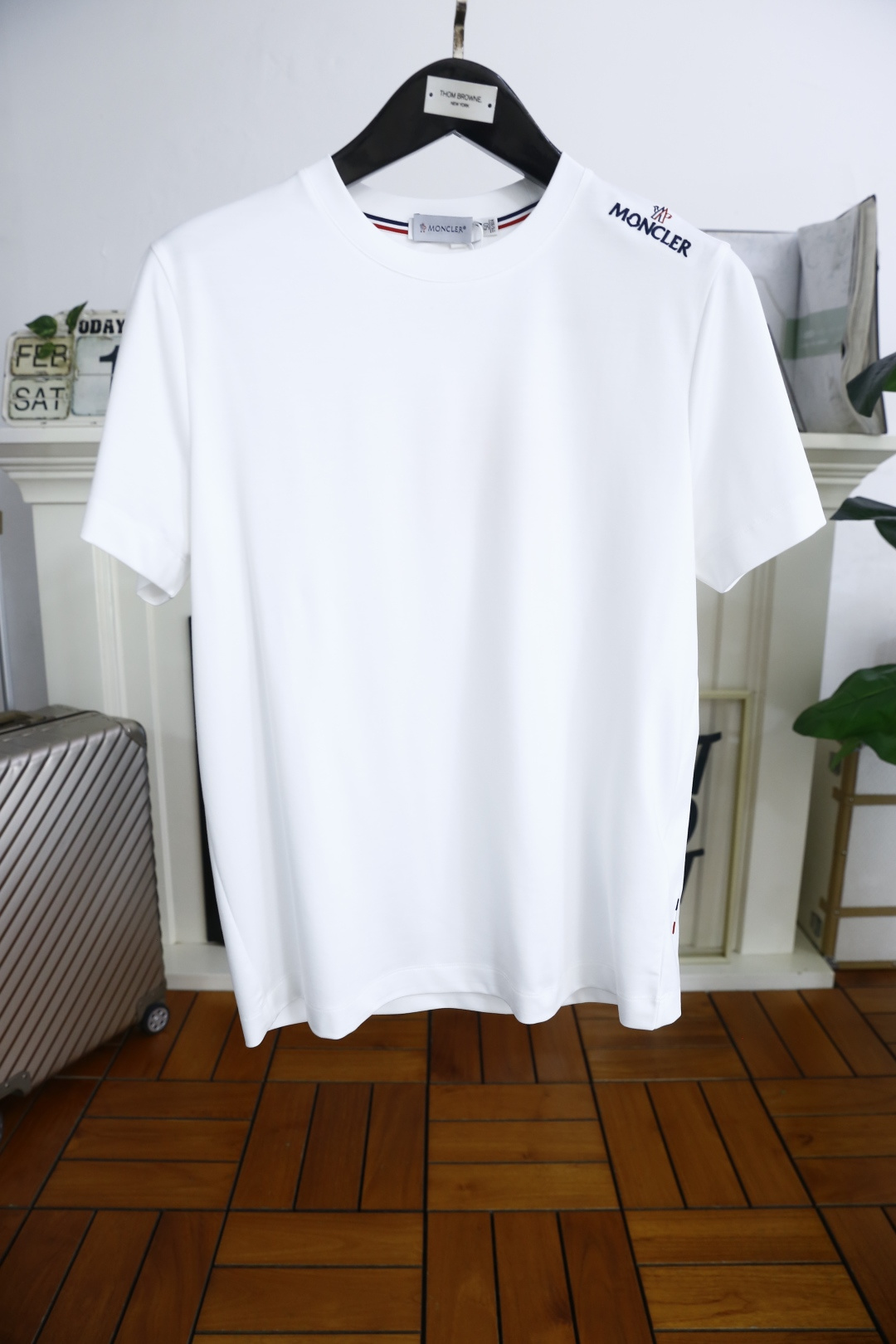 NO:119535,Mon*ler. New spring classic round neck pairing!  Fashionable item design, more fashionable and comfortable, high standard customization, very stylish on the upper body, luxury brand customization LOGO pattern Customer-supplied auxiliary materials, using top-quality comfortable Asiagouli fabric with very delicate texture, exquisite details and exquisite craftsmanship, extremely shaping item, can be matched with any fashion, super good style, a must-have item for trendy men. Counter size: 48-56, shipped the next day!  ,Moncler,alexander wang19860909蒙口/Mon*ler. 春季新款经典圆领搭配！时尚单品设计,更加时尚舒适,高标准定制,上身非常有型,奢华品牌定制LOGO 图案 客供辅料,采用顶级舒适亚古力面料质感非常细腻,细节工艺精湛考究,塑造性极高的一款单品,任何时装都可以搭配,版型超级好 潮男必备单品 专柜尺码:48-56,隔天出货！,,Moncler,alexander wang,Men's clothing