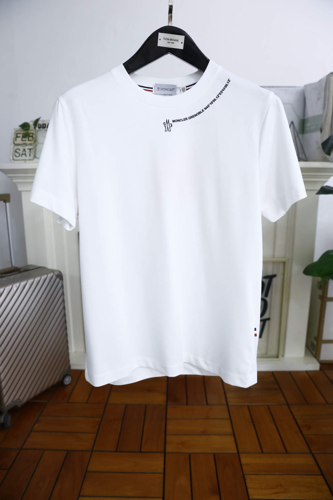 NO:119538,Mon*ler. New in spring 25!  Classic round neck men's short-sleeved fashion item design, more fashionable and comfortable, high-standard customization, very stylish on the upper body, luxury brand custom LOGO pattern customer-supplied auxiliary materials, using top-quality comfortable Asian Guli fabric with very delicate texture, exquisite details and exquisite craftsmanship, extremely shaping item, can be matched with any fashion, super good style, a must-have item for trendy men. Counter size: 48-56, shipped the next day!  , Moncler, T-shirt, alexander wang19860909蒙口/Mon*ler. 25春季新款！经典圆领男士短袖时尚单品设计,更加时尚舒适,高标准定制,上身非常有型,奢华品牌定制LOGO 图案 客供辅料,采用顶级舒适亚古力面料质感非常细腻,细节工艺精湛考究,塑造性极高的一款单品,任何时装都可以搭配,版型超级好 潮男必备单品 专柜尺码:48-56,隔天出货！,,Moncler,T-shirt,alexander wang,Men's clothing