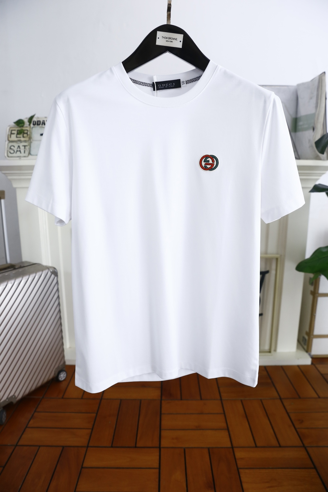 NO:119544,Guc*i. New spring style!  Fashionable men's casual round neck short-sleeved fashion item design, more fashionable and comfortable, high-standard customization, very stylish upper body, luxurious and classic brand LOGO pattern on the chest, customer-supplied auxiliary materials, customer-supplied imported high-end double mercerized cotton fabric with very delicate texture, exquisite details and exquisite craftsmanship, extremely shaping item, can be matched with any fashion, super good style, a must-have item for trendy men. Counter size: M-3XL, shipped the next day!  ,gucci,gucci,T-shirt,alexander wang19860909古驰/Guc*i. 春季新款！时尚男士休闲圆领短袖时尚单品设计,更加时尚舒适,高标准定制,上身非常有型,胸前奢华经典品牌LOGO 图案 客供辅料,客供进口高档双丝光棉面料质感非常细腻,细节工艺精湛考究,塑造性极高的一款单品,任何时装都可以搭配,版型超级好 潮男必备单品 专柜尺码:M-3XL,隔天出货！,,gucci,gucci,T-shirt,alexander wang,Men's clothing