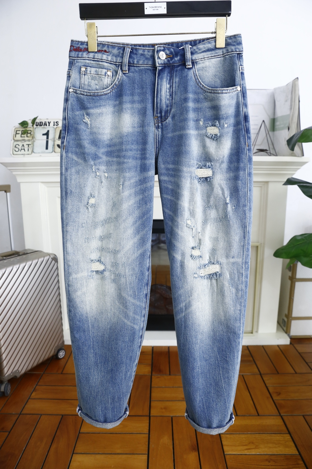 NO:119537,Dolce & Gabbana. 24 autumn and winter new original single high-end men's ripped wide-leg jeans!  Luxury classic brand LOGO accessories, hot-selling models for counters, very comfortable to wear, low-key and luxurious, very classy when worn, no need to say much about the trouser style and cutting. The upper body is exquisite and vivid, high-end and top-grade material. The selection of real palace-grade denim. High-end top-washed denim fabric, excellent quality, and heavy washing makes the pants very soft!  Not picky about people, the upper body is absolutely stylish and extremely luxurious. Counter size 29-36, 35!  Shipping the next day!  ,Dolce & Gabbana,jeans,alexander wang19860909杜嘉班纳. 24秋冬新品原单高端男士破洞阔腿牛仔裤！奢华经典品牌LOGO配饰 专柜热销款 身穿着非常舒适 低调不失奢华 穿出去非常有档次 裤型款式和裁剪亦无需多言 上身精致跃然高档一等一顶级质料 真正殿堂级的牛仔布选用 高档顶级洗水牛仔面料,品质卓然,经过重水洗使得裤子很柔软！不挑人 上身绝对的有型 极度奢华. 专柜尺码 29-36,有35！隔天出货！,,Dolce&Gabbana,jeans,alexander wang,Men's clothing