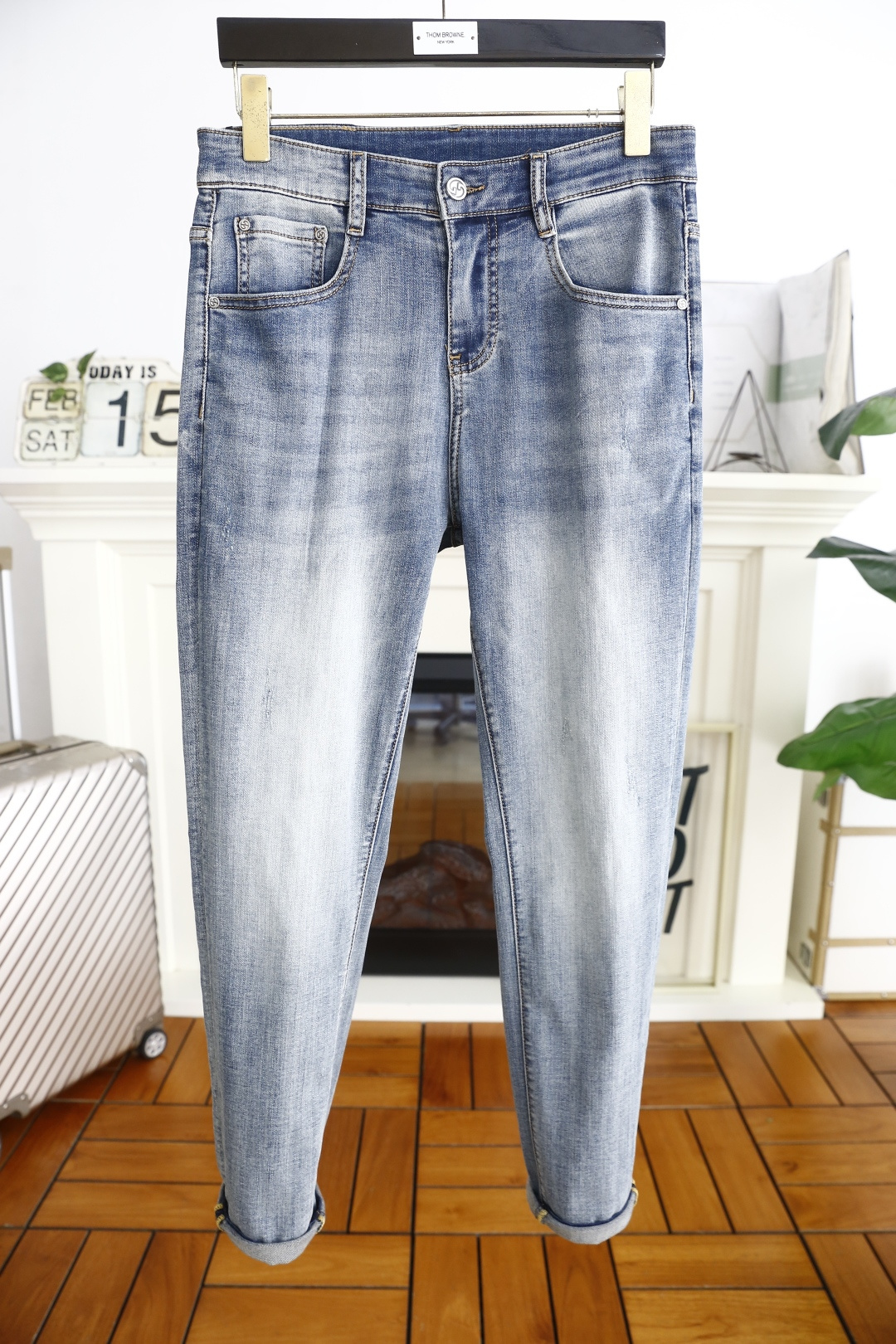 NO:119540,Gucci/Gu*ci. 25 spring new style original single high-end men's jeans!  Luxury classic brand LOGO accessories, hot-selling models for counters, very comfortable to wear, low-key and luxurious, very classy when worn, no need to say much about the trouser style and cutting. The upper body is exquisite and vivid, high-end and top-grade material. The selection of real palace-grade denim. High-end top-washed denim fabric, excellent quality, and heavy washing makes the pants very soft!  Not picky about people, the upper body is absolutely stylish and extremely luxurious. Counter size 29-36, 35!  Shipping the next day!  ,gucci,jeans,alexander wang19860909古驰/Gu*ci. 25春季新款原单高端男士牛仔裤！奢华经典品牌LOGO配饰 专柜热销款 身穿着非常舒适 低调不失奢华 穿出去非常有档次 裤型款式和裁剪亦无需多言 上身精致跃然高档一等一顶级质料 真正殿堂级的牛仔布选用 高档顶级洗水牛仔面料,品质卓然,经过重水洗使得裤子很柔软！不挑人 上身绝对的有型 极度奢华. 专柜尺码 29-36,有35！隔天出货！,,gucci,jeans,alexander wang,Men's clothing