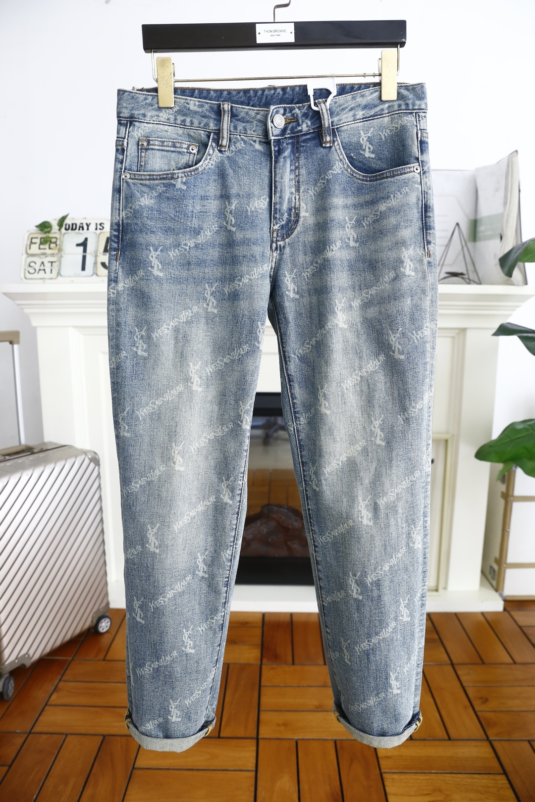 NO:119519,Saint Laurent. 25 spring new brand wide-leg original single men's versatile jeans trading company channel goods!  The role of ace hits every season is like a classic signature textbook!  A pair of pants with a very aesthetic tone, dominated by fabric and quality, continues the essence of normal design, with label elements perfectly embedded, which is a distinctive feature of identity and is quite distinctive!  Customer-supplied top-quality washing buffet fabrics, the fabric has first-class texture, slightly elastic, excellent scratchiness and boneiness, and the capable and neat cut, and the upper body effect is excellent!  A must-have artifact for trendy men!  Counter sizes 29-36, there are 35!  Shipping the next day!  ,,saint laurent,jeans,alexander wang19860909圣罗兰. 25春季新品潮牌阔腿原单男士百搭牛仔裤贸易公司渠道货！每一季的王牌级爆款担当,俨然属于经典招牌教科书般存在！极具美学基调的一款裤子,以面料和品质为主导,延续了常态化的设计精髓,标签化元素完美嵌入,属于身份的特色彰显,辨识度颇为鲜明！客供进口顶级洗水牛仔面料,面料质地一流,略带弹力,挺刮度与筋骨感极好,干练利落的裁剪,上身效果极好！潮男必备神器！专柜尺码29-36,有35！隔天出货！,,saint laurent,jeans,alexander wang,Men's clothing