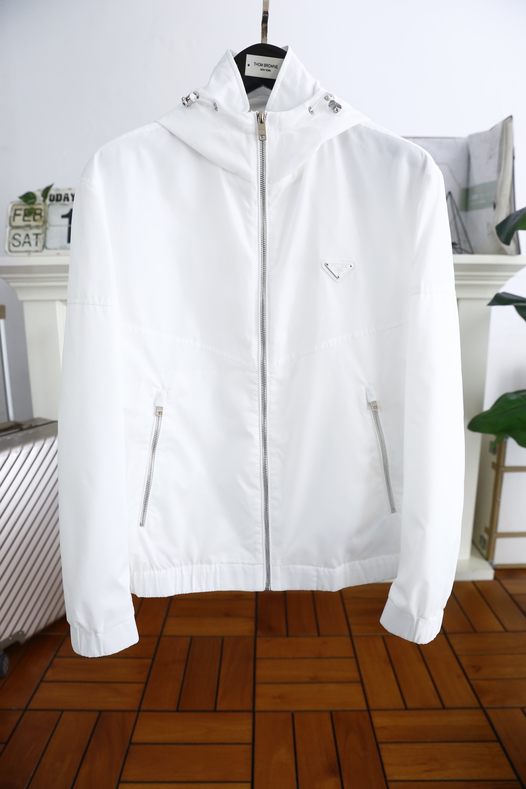 NO:119528,Pula*/Pr*da. New spring product men's jacket!  Trading company channel goods, a very popular single item!  The fashionable hooded paired with luxurious classic brand triangle logo is very recognizable and has a stunning effect, demonstrating the extremely high brand fashion proposition and perfectly interpreting the brand's characteristics and soul!  It is made of comfortable quick-drying fabric, high-weight material, very delicate texture, exquisite and exquisite detailing and exquisite auxiliary materials, and is a single product with extremely high shaping. Its appearance on the street is absolutely eye-catching and has an excellent equipment that can be selected from thousands of people!  Counter size M-3XL, shipped the next day!  ,,prada,jackets & coats,jackets & coats,hats,alexander wang19860909普拉*/Pr*da. 春季新品男士夹克外套！贸易公司渠道货 人气极高的一款单品！时尚连帽搭配奢华经典品牌三角标logo辨识度非常鲜明,效果惊艳,彰显了极高的品牌时髦主张,完美诠释了品牌的特质及灵魂所在！采用舒适速干面料高克重材质,质感非常细腻,细节工艺精湛考究,辅料皆为外商客供,塑造性极高的一款单品,出街造型绝对招眼吸睛,万里挑一的绝佳装备！专柜尺码M-3XL,隔天出货！,,prada,jackets & coats,jackets & coats,hats,alexander wang,Men's clothing