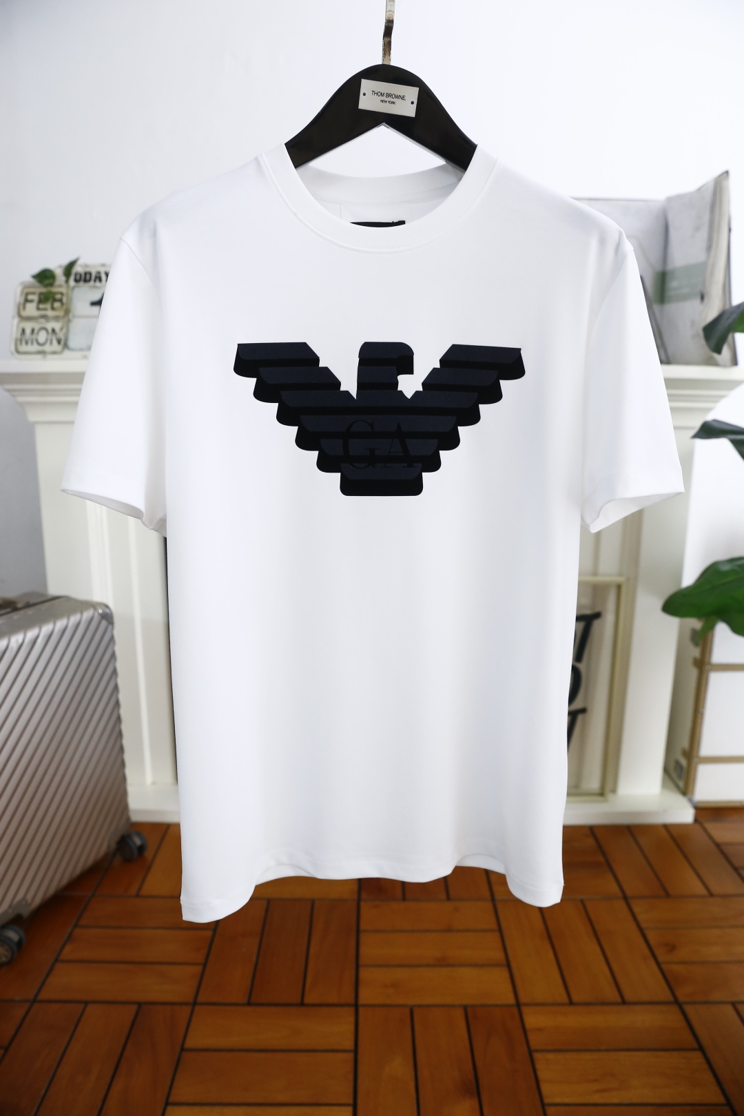 NO:119546,Ama*/Ar*ani. New early spring style!  Fashionable and casual round neck short-sleeved fashion item design, more fashionable and comfortable, high-standard customization, very stylish upper body, luxurious classic brand Feiying LOGO pattern on the chest, customer-supplied auxiliary materials, customer-supplied imported high-end double mercerized cotton fabric with very delicate texture, exquisite details and exquisite craftsmanship, extremely shaping item, can be matched with any fashion, super good style, complete three standards!  A must-have item for trendy men. Counter size: M-3XL, shipped the next day!  ,T-shirt,alexander wang19860909阿玛*/Ar*ani. 早春新款！时尚休闲圆领短袖时尚单品设计,更加时尚舒适,高标准定制,上身非常有型,胸前奢华经典品牌飞鹰LOGO 图案 客供辅料,客供进口高档双丝光棉面料质感非常细腻,细节工艺精湛考究,塑造性极高的一款单品,任何时装都可以搭配,版型超级好 三标齐全！潮男必备单品 专柜尺码:M-3XL,隔天出货！,,T-shirt,alexander wang,Men's clothing