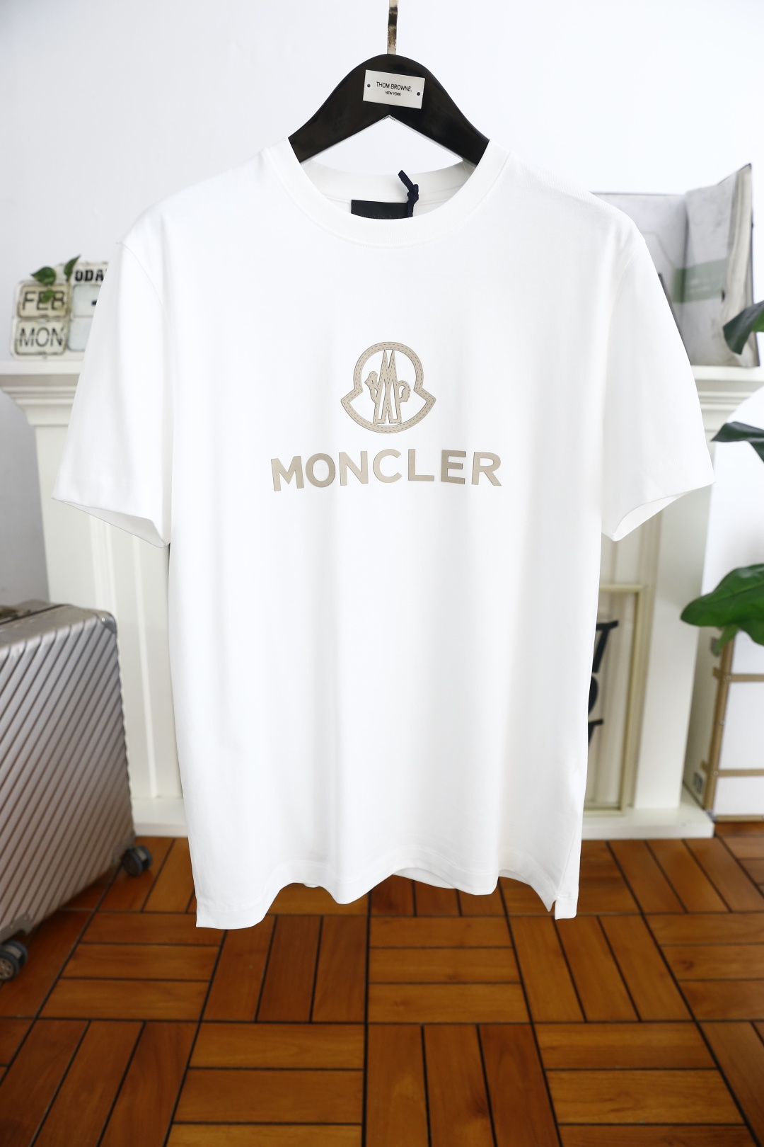 NO:119545,Monc*er. New early spring fashion round neck short sleeve high-end custom versatile style!  More practical, anyone can easily control it. It uses classic double mercerized fabric craftsmanship and luxurious classic brand letter logo design, which is very high-end and must be entered if you understand the goods!  The style and tailoring are slim styles, which are very exquisite, showing aura and highlighting the exquisiteness of business men. This is the unique feature, the right slim fit, and the upper body effect is very good!  Complete three standards!  Counter size 48-56, shipped the next day!  , Moncler, T-shirt, alexander wang19860909蒙口/Monc*er. 早春新品时尚圆领短袖高级定制百搭款式！更有实用感 任何人都可以轻松驾驭 采用经典双丝光面料工艺 奢华经典品牌字母logo设计,非常显档次懂货的必须入！版型剪裁属于修身款 非常精致,显气场,又会凸显商务男士的精致,这就是独到之处,恰到好处的修身,上身效果非常赞！三标齐全！专柜尺码48-56,隔天出货！,,Moncler,T-shirt,alexander wang,Men's clothing