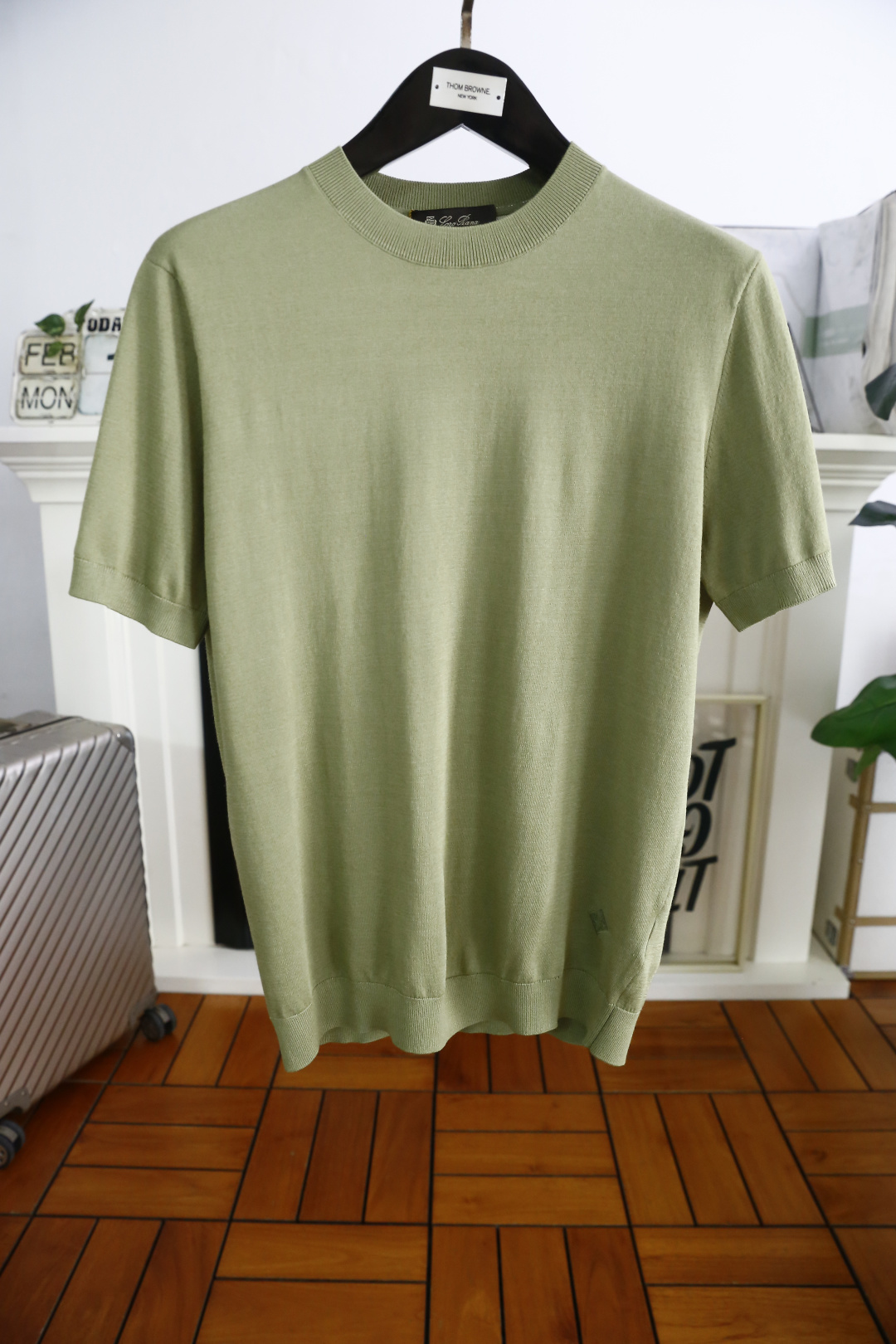 NO:119548,LP. New spring product for men's knitted short-sleeved fashion classic pullover design!  High-end custom versatile styles that anyone can easily control. Use high-end knitted fabrics!  Luxury classic element design, very high-end and must-have if you understand the goods!  The style and tailoring are slim styles, which are very exquisite, showing aura and highlighting the exquisiteness of business men. This is the unique feature, the right slim fit, and the upper body effect is very good!  Counter size M-3XL, shipped the next day!  ,loro piana,T-shirt,alexander wang19860909LP. 春季新品男士针织短袖时尚经典套头设计！高级定制百搭款式 任何人都可以轻松驾驭 采用高档针织面料！奢华经典元素设计,非常显档次懂货的必须入！版型剪裁属于修身款 非常精致,显气场,又会凸显商务男士的精致,这就是独到之处,恰到好处的修身,上身效果非常赞！专柜尺码M-3XL,隔天出货！,,loro piana,T-shirt,alexander wang,Men's clothing