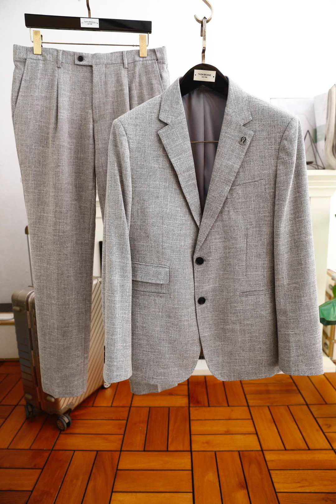 NO:120659,Brunello Cucinelli. The casual and fashionable original suit set in autumn and winter, the brand's classic logo is super generous, and the lining design emphasizes perfect lines, perfectly blending the low-key and melancholy temperament of Britain and the exquisite and noble French exquisiteness. It is neat and ergonomic tailoring, with a tall and handsome upper body, comfortable and slim, and a gentlemanly demeanor. Selected suit fabrics have a soft and delicate touch, with good luster and elasticity. This suit set is a good choice for handsome men. The silhouette and waist-hugging tailoring add more comfort to handsome men's outfits, making them look slim without losing their handsomeness! A must-have for trendy men! Counter size M-3XL, shipped the next day! brunello cucinelli,business suit,alexander wang19860909Brunello Cucinelli. 秋冬休闲时尚原單西服套装,品牌经典LOGO标记超级大方,搭配内衬设计强调完美的线条,将英伦低调忧郁的气质与法国精致高贵完美融合在一起.利落而符合人体工学的剪裁,上身挺拔帅气,舒适修身,绅士风度一览无遗.精选西服面料,手感柔软而细腻,光泽和弹性较好.配此款西装套装是型男们不错的选择,廓型感和收腰剪裁,为型男们的着装平添更多舒适度,显瘦而不失帅气！潮男必备！专柜尺码M-3XL,隔天出货！,,brunello cucinelli,business suit,alexander wang,Men's clothing
