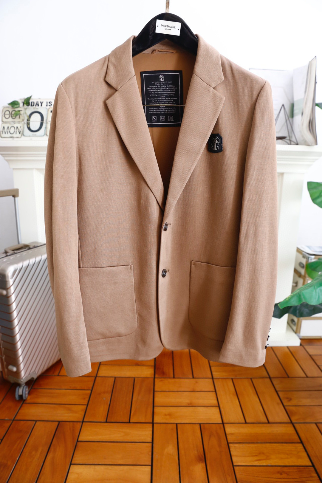 NO:120661,Brunello Cucinelli. Autumn and winter fashion men's suit trading company channel goods, luxury brand letter LOGO design on chest!  A very popular item. The shape of the whole body is quite design-oriented, which is enough to attract attention in terms of vision. It perfectly interprets the characteristics and soul of the brand. The top-quality imported fabrics are very delicate in texture, the design details and exquisite craftsmanship of luxury classic elements, and the auxiliary materials are all supplied by foreign merchants. It is a very shaping item. The shape of the street is absolutely eye-catching, and the excellent equipment is selected from thousands of people. Size 48-56, shipped the next day!  brunello cucinelli alexander wang19860909Brunello Cucinelli. 秋冬时尚男士西服贸易公司渠道货,胸前奢华品牌字母LOGO设计！人气极高的一款单品.通体的造型颇具设计感,在视觉方面足矣吸引眼球完美诠释了品牌的特质及灵魂所在.客供进口顶级面料质感非常细腻,奢华经典元素设计细节工艺精湛考究,辅料皆为外商客供,塑造性极高的一款单品,出街造型绝对招眼吸睛,万里挑一的绝佳装备.尺码48-56,隔天出货！,,brunello cucinelli,alexander wang,Men's clothing