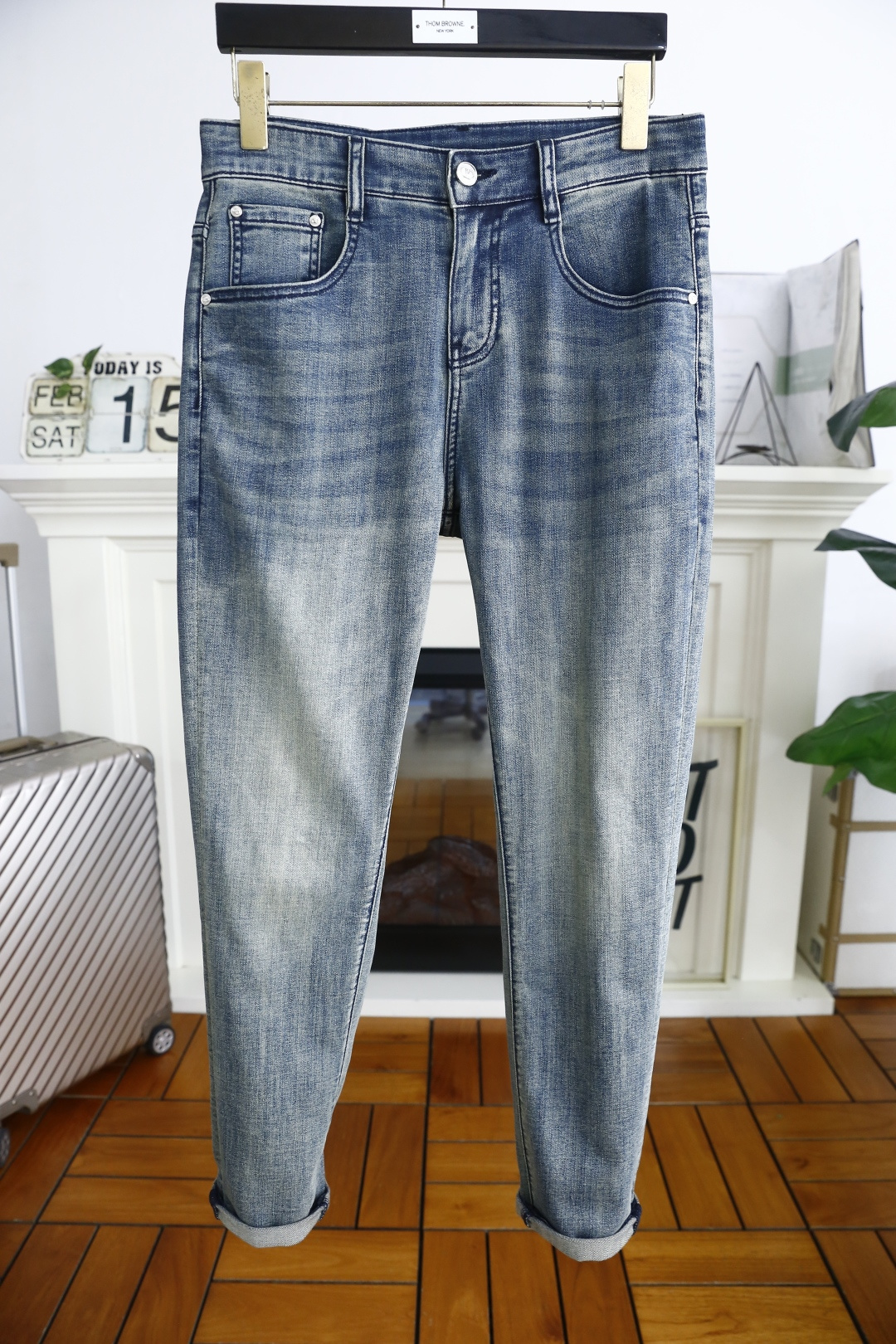 NO:119552,Valentino. Spring new product original single high-end jeans!  Luxury classic brand LOGO accessories, hot-selling models for counters, very comfortable to wear, low-key and luxurious, very classy when worn, no need to say much about the trouser style and cutting. The upper body is exquisite and vivid, high-end and top-grade material. The selection of real palace-grade denim. High-end top-washed denim fabric, excellent quality, and heavy washing makes the pants very soft!  Not picky about people, the upper body is absolutely stylish and extremely luxurious. Counter size 30-36, 35!  Shipping the next day!  , valentino jeans alexander wang19860909华伦天奴. 春季新品原单高端牛仔裤！奢华经典品牌LOGO配饰 专柜热销款 身穿着非常舒适 低调不失奢华 穿出去非常有档次 裤型款式和裁剪亦无需多言 上身精致跃然高档一等一顶级质料 真正殿堂级的牛仔布选用 高档顶级洗水牛仔面料,品质卓然,经过重水洗使得裤子很柔软！不挑人 上身绝对的有型 极度奢华. 专柜尺码 30-36,有35！隔天出货！,,valentino,jeans,alexander wang,Men's clothing