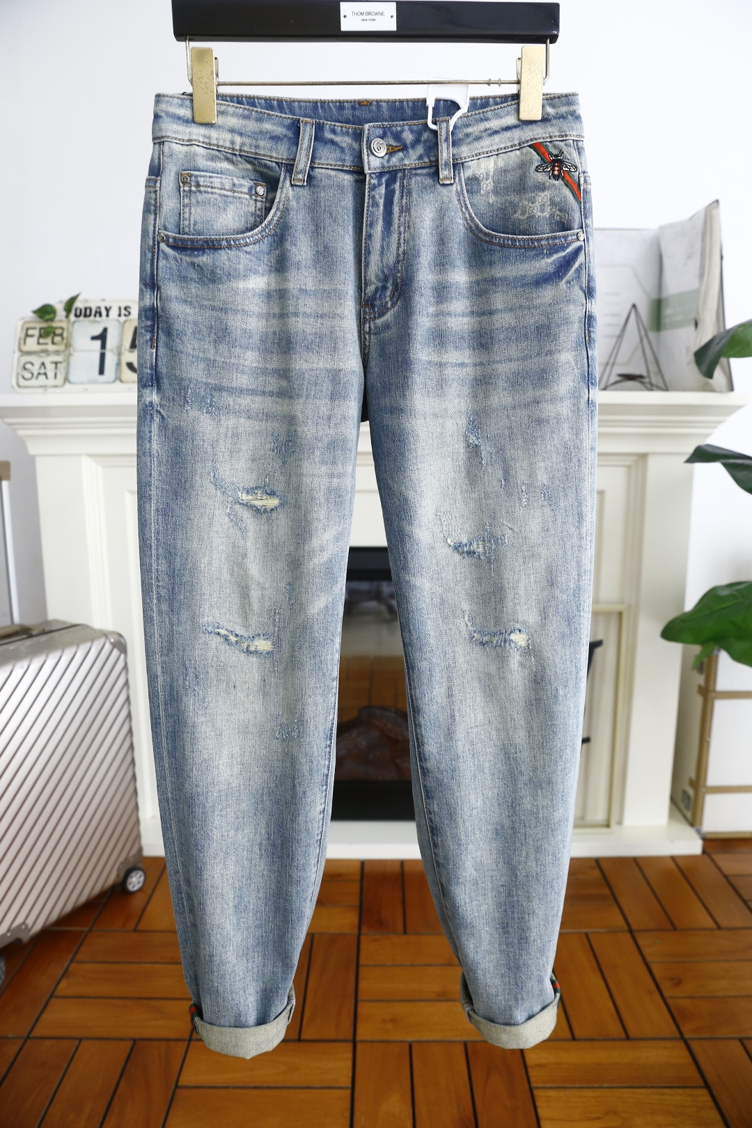 NO:119554,Gucci/G*cci. Spring new classic ripped pairing, original color men's original single jeans! A must-have item for those who like jeans. The wash and water colors of the original color are very easy to match. I don’t know what to wear when I go out. It’s right to wear it. It’s a good idea to wear it. It’s produced by thousands of people. Quality control recommendations. Exquisite hardware. Natural and environmentally friendly wash and original color. Color fixing. Very classic. Luxury brand letter LOGO embellishment. Low-key and restrained. Picture brand recognition. Combined straight-fitting style cut. Imported top-grade wash and jeans fabrics are comfortable on the upper body. Micro-stretchy. Skin-friendly. Breathable. The upper body is crisp and stylish. Full-quality order. Highly recommended one! The counter size is 30-36, and there are 35! Shipping the next day! ,gucci,jeans,alexander wang19860909古驰/G*cci. 春季新款经典破洞搭配 原色男士原單牛仔裤！喜欢牛仔裤的必入单品 原色的洗水色非常好搭配 出门不知道穿什么 穿它准没错,千人的代工出品 品质控推荐 精致的五金 天然环保的水洗原色 固色处理 很经典 奢华品牌字母LOGO点缀 低调内敛的同时 图片品牌辨识度 合体直筒的版型剪裁 面料进口顶级洗水牛仔面料上身舒适 微弹力 亲肤 透气 上身挺括有型 全品相订单 强烈推荐的一款！专柜尺码30-36,有35！隔天出货！,,gucci,jeans,alexander wang,Men's clothing