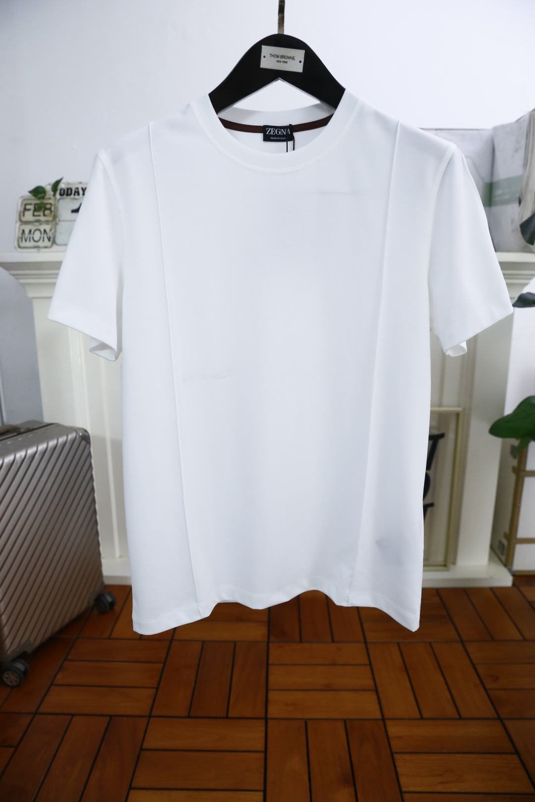 NO:119551,Jeni*/Ze*na. Spring new product men's clean version short-sleeved fashion classic round neck design!  High-end custom versatile styles that anyone can easily control. Use high-end top custom fabrics!  It is very high-end and understandable. It must be purchased!  The style and tailoring are slim styles, which are very exquisite, showing aura and highlighting the exquisiteness of business men. This is the unique feature, the right slim fit, and the upper body effect is very good!  Complete three standards!  Counter size M-3XL, shipped the next day!  ,zegna,T-shirt,alexander wang19860909杰尼*/Ze*na. 春季新品男士净版短袖时尚经典圆领设计！高级定制百搭款式 任何人都可以轻松驾驭 采用高档顶级定制面料！非常显档次懂货的必须入！版型剪裁属于修身款 非常精致,显气场,又会凸显商务男士的精致,这就是独到之处,恰到好处的修身,上身效果非常赞！三标齐全！专柜尺码M-3XL,隔天出货！,,zegna,T-shirt,alexander wang,Men's clothing