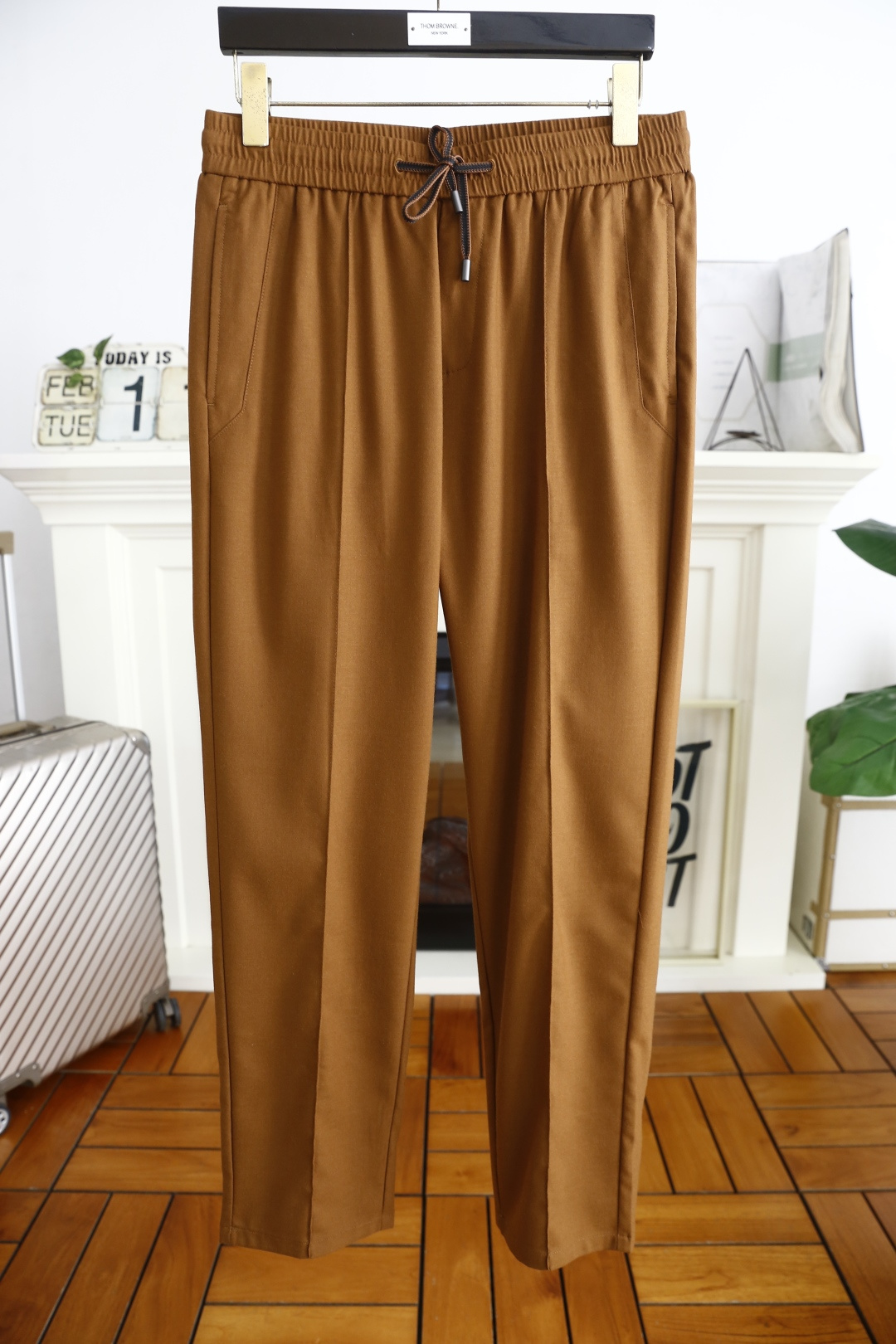 NO:119550,Jenny*/Zeg*a. 25 spring new fashion men's casual pants!  It uses imported high-end top-grade cotton blend fabric, luxurious brand classic element design, casual and comfortable on the upper body!  Casual feet paired with unrestrained feeling!  The same product for overseas European counters, the upper body is fashionable and sporty, very low-key and luxurious!  The stitching of the turner is delicate and strong!  Perfect three-dimensional tailoring, highly recommend buying the product!  Counter size M-4XL, shipped the next day!  ,zegna,alexander wang19860909杰尼*/Zeg*a. 25春季新品时尚男士休闲裤！采用进口高档顶级棉质混纺面料,奢华品牌经典元素设计 上身随意舒服！休闲小脚搭配无束缚感！海外欧洲专柜同品,上身时尚运动显时尚,很低调且不失奢华品味！车工缝线细致而强悍！完美立体剪裁,强烈推荐购入货色！专柜尺码M-4XL,隔天出货！,,zegna,alexander wang,Men's clothing