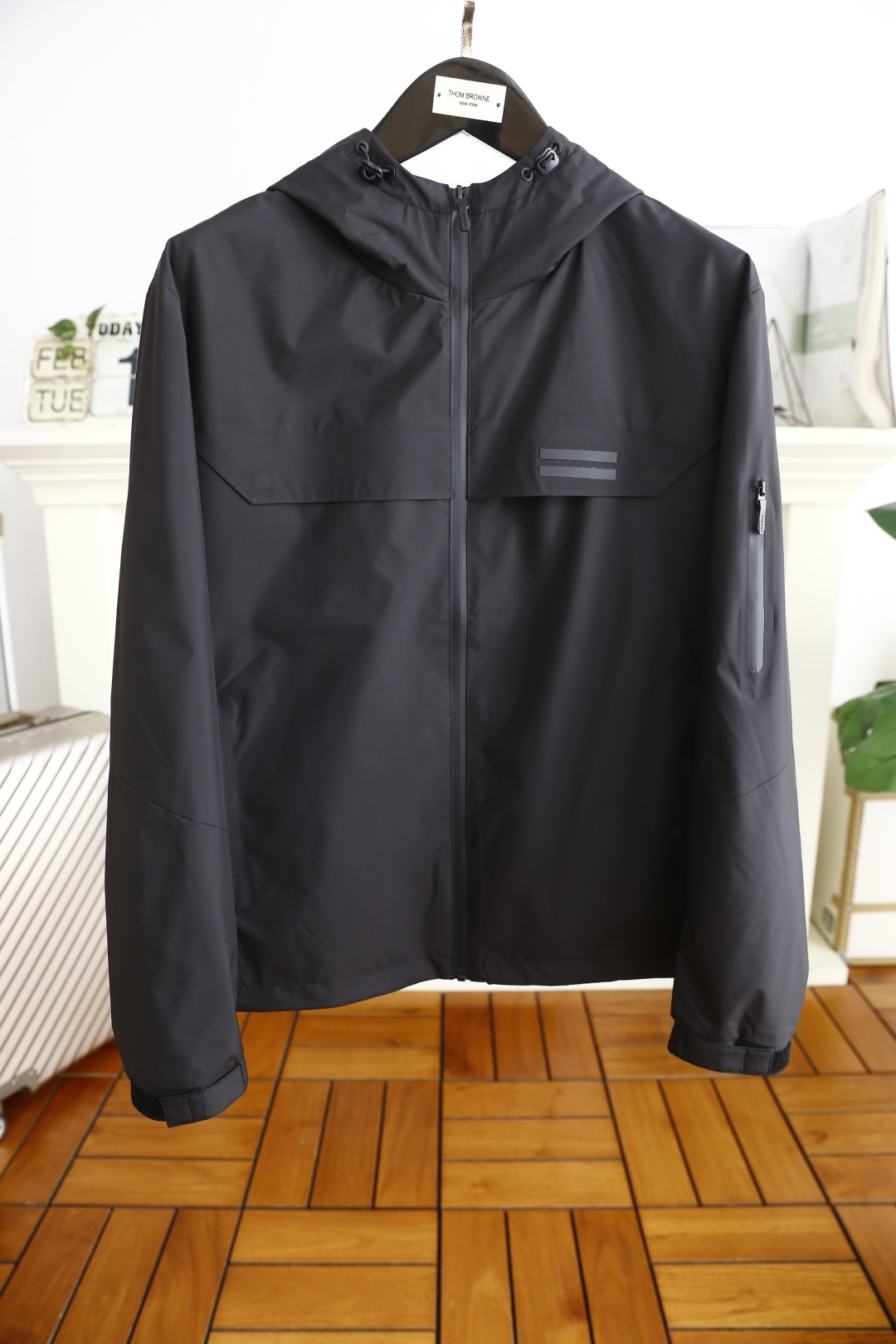 NO:119558,Jeni*/Ze*na. New spring jacket for men!  Trading company channel goods, a very popular single item!  The fashionable hooded paired with luxurious classic brand logo is very recognizable and has a stunning effect, demonstrating the extremely high brand fashion proposition, perfectly interpreting the brand's characteristics and soul!  It is made of comfortable custom fabrics, high-quality and heavy material, with very delicate texture, exquisite and exquisite detailing and exquisite auxiliary materials. It is a single item with extremely high shaping. Its appearance on the street is absolutely eye-catching and has an excellent equipment that can be selected from thousands of people!  Counter size M-3XL, shipped the next day!  ,zegna,jackets & coats,jackets & coats,hats,alexander wang19860909杰尼*/Ze*na. 春季新品男士夹克外套！贸易公司渠道货 人气极高的一款单品！时尚连帽搭配奢华经典品牌logo辨识度非常鲜明,效果惊艳,彰显了极高的品牌时髦主张,完美诠释了品牌的特质及灵魂所在！采用舒适定制面料高克重材质,质感非常细腻,细节工艺精湛考究,辅料皆为外商客供,塑造性极高的一款单品,出街造型绝对招眼吸睛,万里挑一的绝佳装备！专柜尺码M-3XL,隔天出货！,,zegna,jackets & coats,jackets & coats,hats,alexander wang,Men's clothing