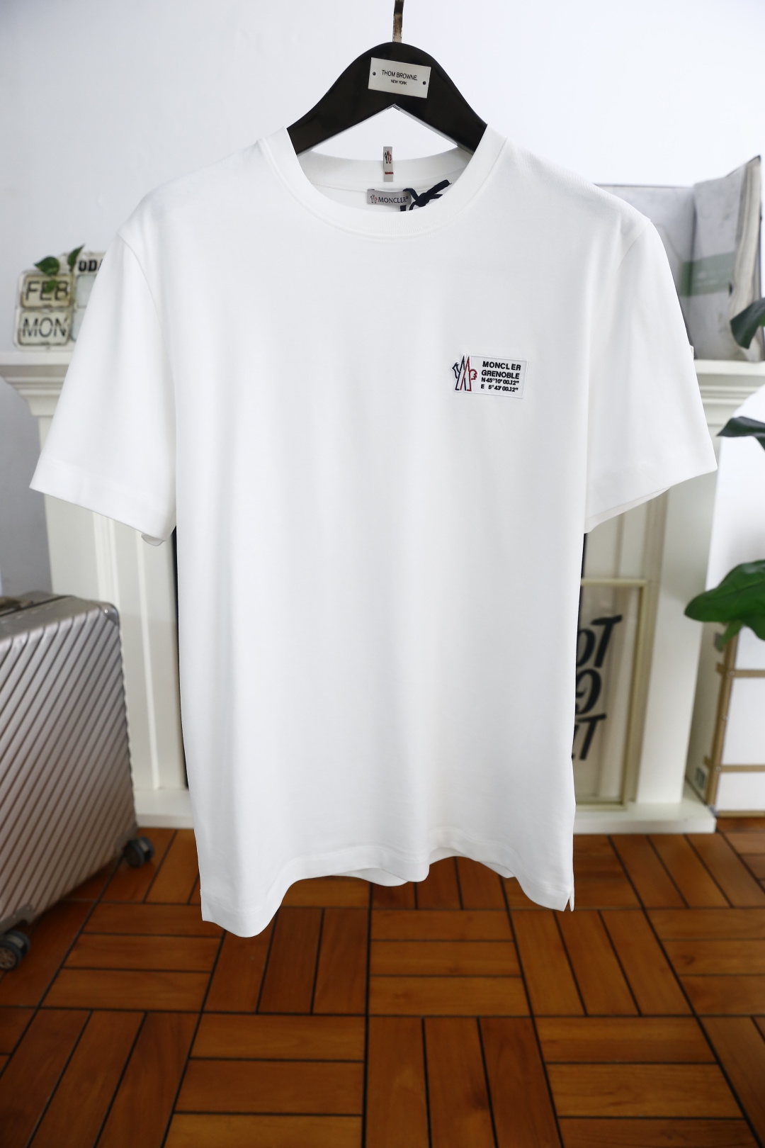 NO:119547,Monc*er. New early spring fashion round neck short sleeve high-end custom versatile style!  More practical, anyone can easily control it. It uses classic double mercerized fabric craftsmanship and luxurious classic brand letter logo design, which is very high-end and must be entered if you understand the goods!  The style and tailoring are slim styles, which are very exquisite, showing aura and highlighting the exquisiteness of business men. This is the unique feature, the right slim fit, and the upper body effect is very good!  Complete three standards!  Counter size 48-56, shipped the next day!  , Moncler, T-shirt, alexander wang19860909蒙口/Monc*er. 早春新品时尚圆领短袖高级定制百搭款式！更有实用感 任何人都可以轻松驾驭 采用经典双丝光面料工艺 奢华经典品牌字母logo设计,非常显档次懂货的必须入！版型剪裁属于修身款 非常精致,显气场,又会凸显商务男士的精致,这就是独到之处,恰到好处的修身,上身效果非常赞！三标齐全！专柜尺码48-56,隔天出货！,,Moncler,T-shirt,alexander wang,Men's clothing