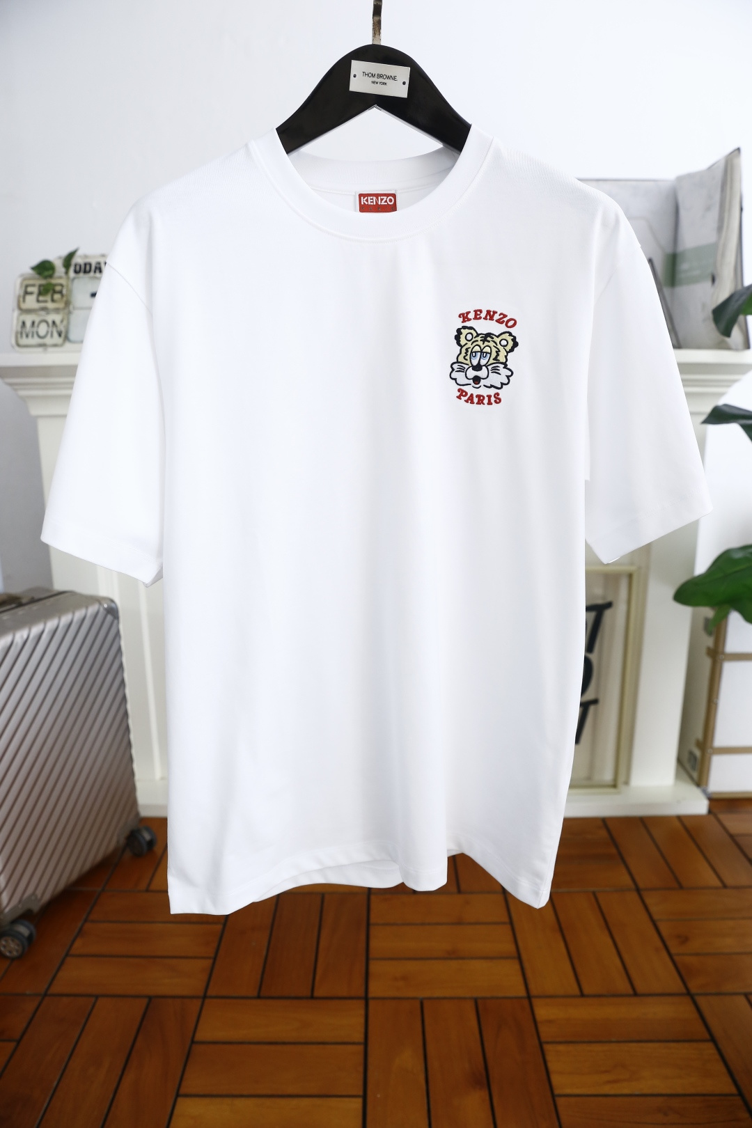 NO:119564,KENZO. Spring new product fashionable round neck short-sleeved fashion item design, more fashionable and comfortable, high standard customization, very stylish upper body, luxury brand classic LOGO pattern on the chest Customer-supplied auxiliary materials, using top-grade mercerized fabric with very delicate texture, exquisite details and exquisite craftsmanship, all accessories are supplied by foreign customers, a very shaping item, can be matched with any fashion, the style is super good, a must-have item for trendy men, counter size: 48-56, shipped the next day!  ,T-shirt,alexander wang19860909KENZO. 春季新品时尚圆领短袖时尚单品设计,更加时尚舒适,高标准定制,上身非常有型,胸前奢华品牌经典LOGO 图案 客供辅料,采用顶级丝光面料质感非常细腻,细节工艺精湛考究,辅料皆为外商客供,塑造性极高的一款单品,任何时装都可以搭配,版型超级好 潮男必备单品 专柜尺码:48-56,隔天出货！,,T-shirt,alexander wang,Men's clothing