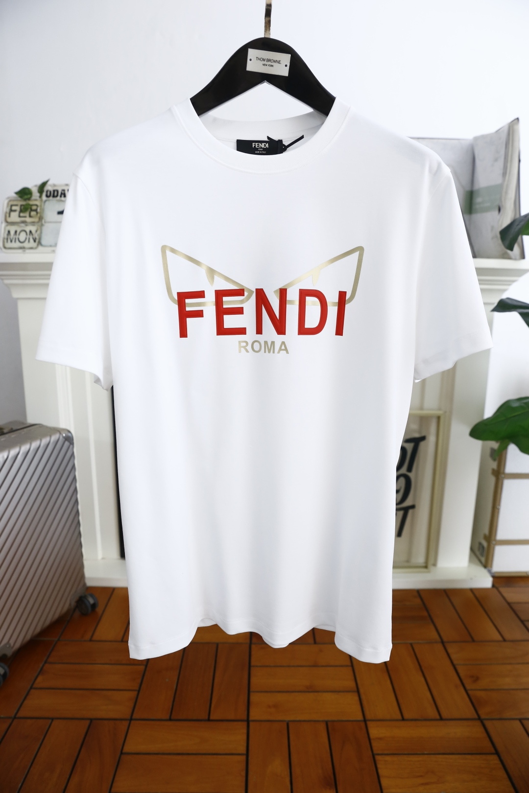 NO:119562,Fendi/Fe*di. Spring new products for men's round neck short sleeves, luxury brand letters LOGO logo on the chest, you can appreciate the youthfulness and fashion sense brought by this design!  The overall style is fashionable and trendy, and it uses double mercerized cotton fabric, which is soft, skin-friendly and breathable, and has a very crisp and drape. It has a fashionable and fashionable color system on the upper body, a must-have item for trendy men!  Complete three standards!  Counter size 48-56, shipped the next day!  ,fendi,T-shirt,alexander wang19860909芬迪/Fe*di. 春季新品男士圆领短袖胸前奢华品牌字母LOGO标识标注上身就能体会这款设计带来的年轻与时尚感！整体时尚而有潮流,采用双丝光棉面料 柔软亲肤透气 ,又有很好的挺括 垂感 上身时尚潮流色系,潮男必备单品！三标齐全！专柜尺码48-56,隔天出货！,,fendi,T-shirt,alexander wang,Men's clothing
