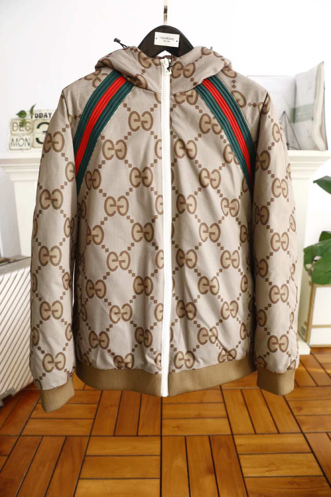 NO:119556,Gucci/Gu*ci. Autumn and winter fashion men's down jacket jacket!  Super invincible warm neckline details, fashionable stand-up collar design will not make the overall shape look too bloated, luxury official website brand classic LOGO design, very particular details, taste the most, mature men's favorite version, top body effect fried chicken looks good and versatile, the inner lining is made of 90 duck down stuffed with foreign trade company products, original customization, urban trendy products, slim tailoring, simple and trendy design, arbitrary matching of life, fashionable style, domestic first-tier factory shipping counter size: 48-56, shipped the next day!  ,,gucci,jackets & coats,down jacket,alexander wang19860909古驰/Gu*ci. 秋冬时尚男士羽绒服外套！超级无敌保暖领口细节时尚立领设计不会显得整体造型太过臃肿,奢华官网品牌经典LOGO设计 细节非常讲究 品味轻熟男最爱版型 版型上身效果炒鸡好看百搭 内里采用90鸭绒填充外贸公司货品,原版订制款,都市潮流品,修身剪裁,简约潮流风设计,生活任意搭配,时尚款,国内一线工厂出货专柜尺码:48-56,隔天出货！,,gucci,jackets & coats,down jacket,alexander wang,Men's clothing