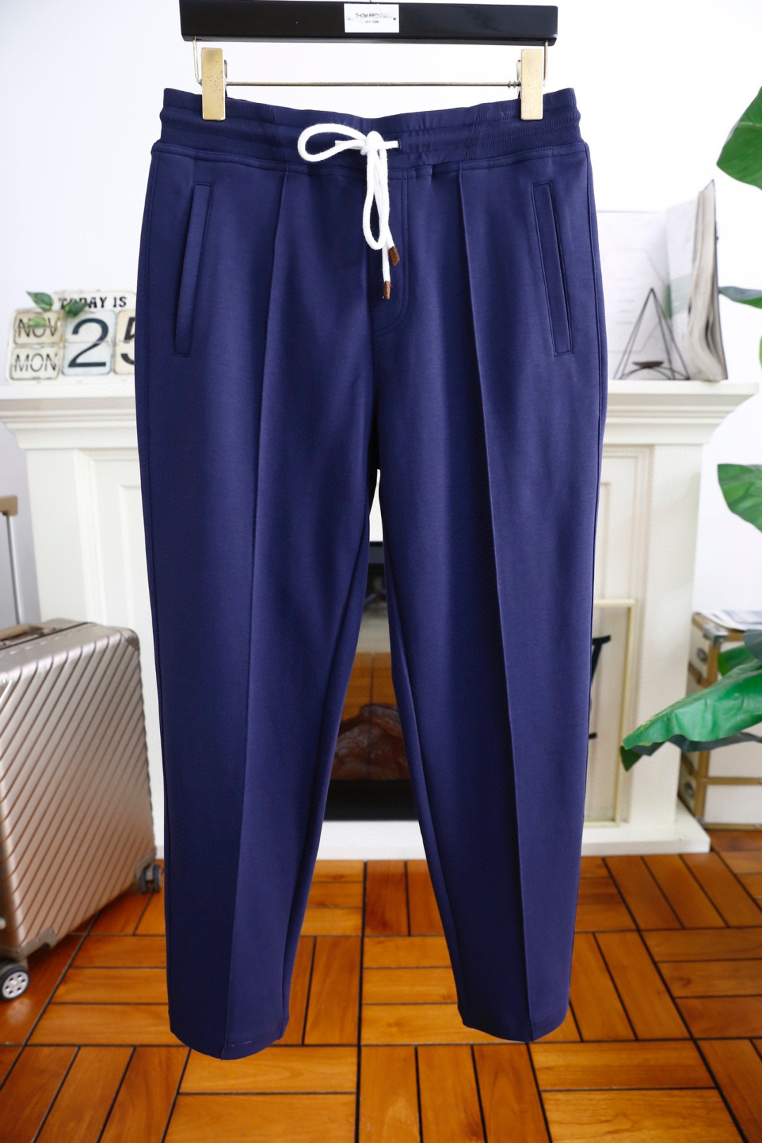 NO:499533,Brunello Cucinelli. Spring 2025 Men's Elastic Waist Casual Trousers!  It uses imported high-end custom fabrics, luxurious and classic brand logo design, and the upper body is casual and comfortable!  Casual small feet design without restraint!  The same product for overseas European counters, the upper body is fashionable and sporty, very low-key and luxurious!  The stitching of the turner is delicate and strong!  Perfect three-dimensional tailoring, highly recommend buying the product!  Counter size: 48-54, shipped the next day!  brunello cucinelli alexander wang19860909Brunello Cucinelli. 2025春季男士松紧腰休闲长裤！采用进口高档顶级定制面料,奢华经典品牌logo设计 上身随意舒服！休闲小脚设计无束缚感！海外欧洲专柜同品,上身时尚运动显时尚,很低调且不失奢华品味！车工缝线细致而强悍！完美立体剪裁,强烈推荐购入货色！专柜尺码:48-54,隔天出货！,,brunello cucinelli,alexander wang,Men's clothing