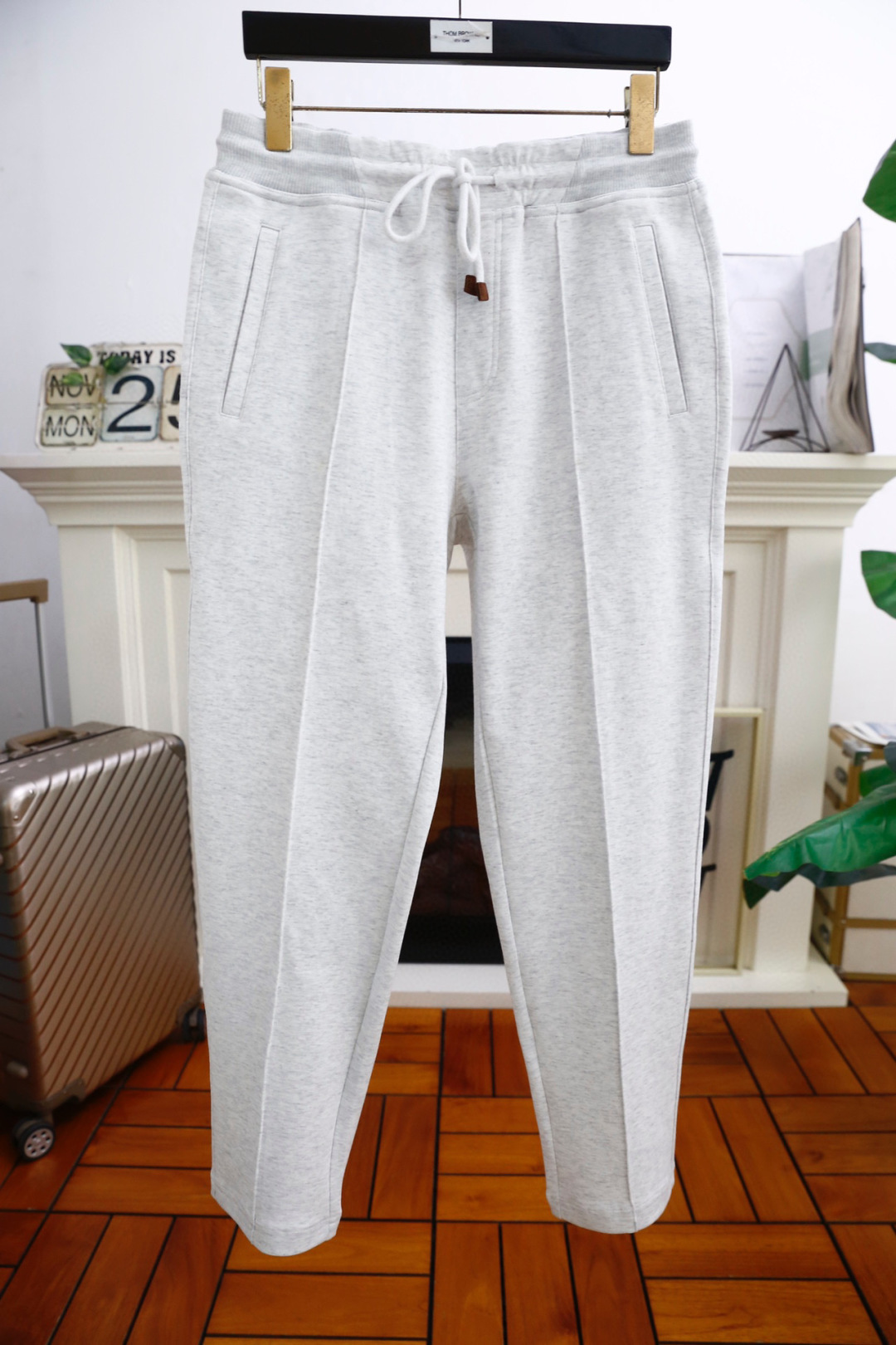 NO:120657,Brunello Cucinelli. Spring 2025 Men's Elastic Waist Casual Trousers!  It uses imported high-end custom fabrics, luxurious and classic brand logo design, and the upper body is casual and comfortable!  Casual small feet design without restraint!  The same product for overseas European counters, the upper body is fashionable and sporty, very low-key and luxurious!  The stitching of the turner is delicate and strong!  Perfect three-dimensional tailoring, highly recommend buying the product!  Counter size: 48-54, shipped the next day!  brunello cucinelli alexander wang19860909Brunello Cucinelli. 2025春季男士松紧腰休闲长裤！采用进口高档顶级定制面料,奢华经典品牌logo设计 上身随意舒服！休闲小脚设计无束缚感！海外欧洲专柜同品,上身时尚运动显时尚,很低调且不失奢华品味！车工缝线细致而强悍！完美立体剪裁,强烈推荐购入货色！专柜尺码:48-54,隔天出货！,,brunello cucinelli,alexander wang,Men's clothing