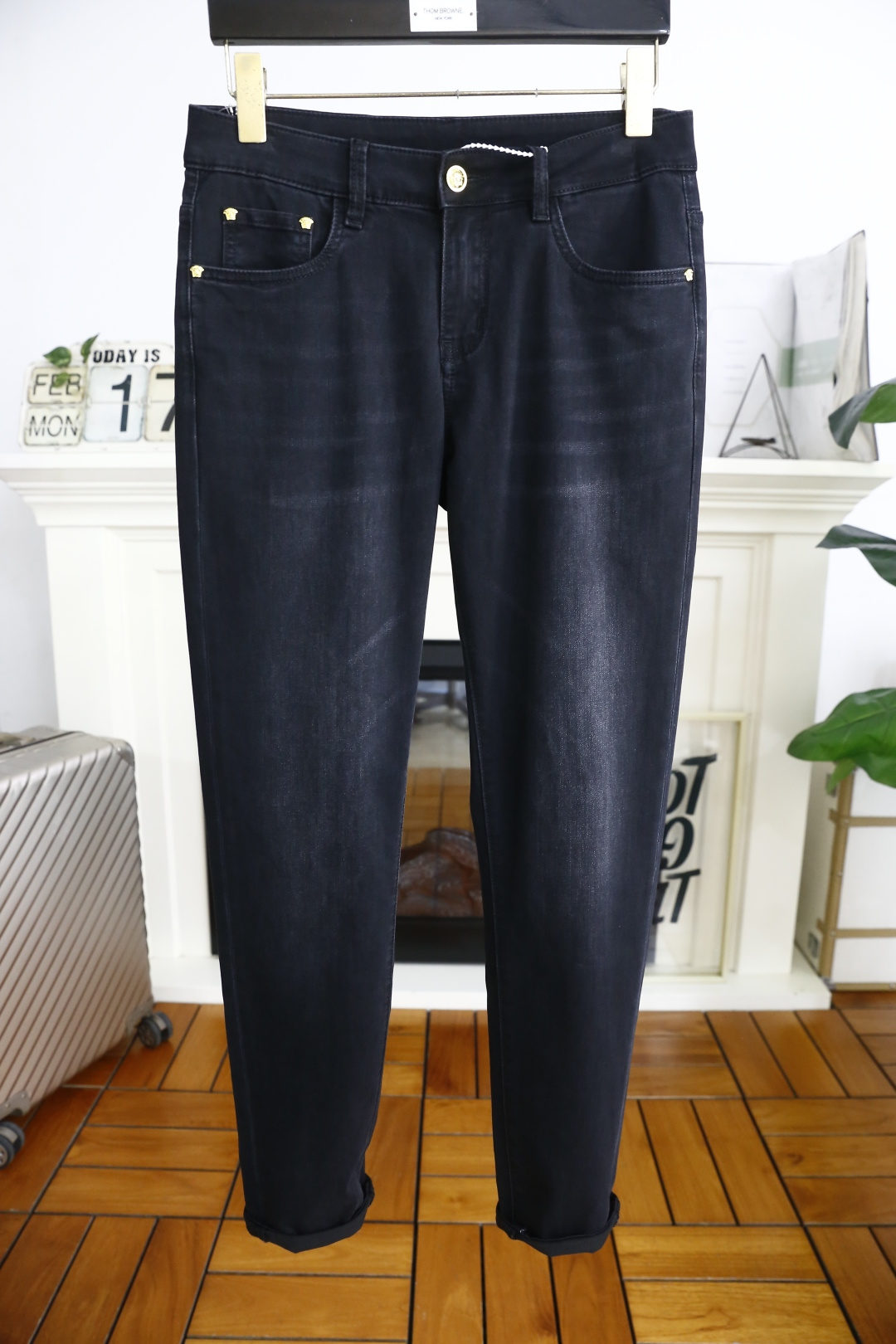 NO:120996,Van Size/Vers*ce. 25 spring new product original single high-end men's jeans!  Luxury classic brand LOGO accessories, hot-selling models for counters, very comfortable to wear, low-key and luxurious, very classy when worn, no need to say much about the trouser style and cutting. The upper body is exquisite and vivid, high-end and top-grade material. The selection of real palace-grade denim. High-end top-washed denim fabric, excellent quality, and heavy washing makes the pants very soft!  Not picky about people, the upper body is absolutely stylish and extremely luxurious. Counter size 29-38, 35!  Shipping the next day!  , versace, versace, jeans, alexander wang19860909范思泽/Vers*ce. 25春季新品原单高端男士牛仔裤！奢华经典品牌LOGO配饰 专柜热销款 身穿着非常舒适 低调不失奢华 穿出去非常有档次 裤型款式和裁剪亦无需多言 上身精致跃然高档一等一顶级质料 真正殿堂级的牛仔布选用 高档顶级洗水牛仔面料,品质卓然,经过重水洗使得裤子很柔软！不挑人 上身绝对的有型 极度奢华. 专柜尺码 29-38,有35！隔天出货！,,versace,versace,jeans,alexander wang,Men's clothing