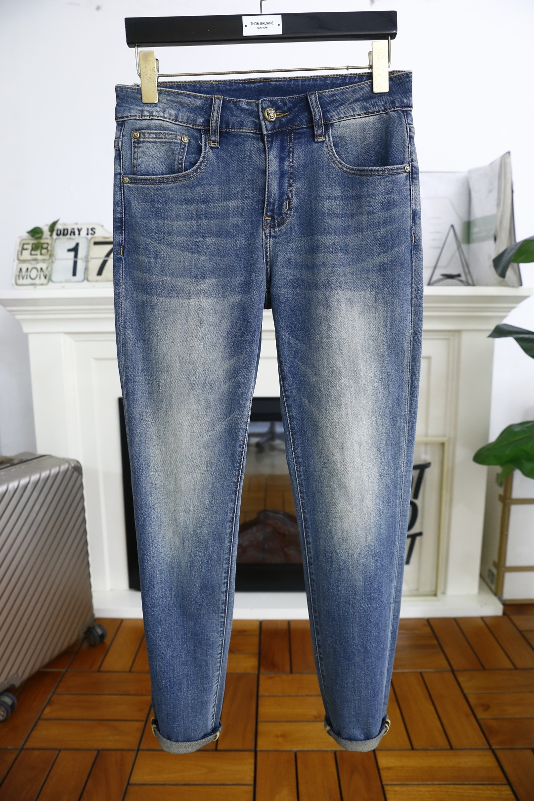 NO:119561,Van Size/Vers*ce. 25 spring new product original single high-end men's jeans!  Luxury classic brand LOGO accessories, hot-selling models for counters, very comfortable to wear, low-key and luxurious, very classy when worn, no need to say much about the trouser style and cutting. The upper body is exquisite and vivid, high-end and top-grade material. The selection of real palace-grade denim. High-end top-washed denim fabric, excellent quality, and heavy washing makes the pants very soft!  Not picky about people, the upper body is absolutely stylish and extremely luxurious. Counter size 29-38, 35!  Shipping the next day!  , versace, versace, jeans, alexander wang19860909范思泽/Vers*ce. 25春季新品原单高端男士牛仔裤！奢华经典品牌LOGO配饰 专柜热销款 身穿着非常舒适 低调不失奢华 穿出去非常有档次 裤型款式和裁剪亦无需多言 上身精致跃然高档一等一顶级质料 真正殿堂级的牛仔布选用 高档顶级洗水牛仔面料,品质卓然,经过重水洗使得裤子很柔软！不挑人 上身绝对的有型 极度奢华. 专柜尺码 29-38,有35！隔天出货！,,versace,versace,jeans,alexander wang,Men's clothing