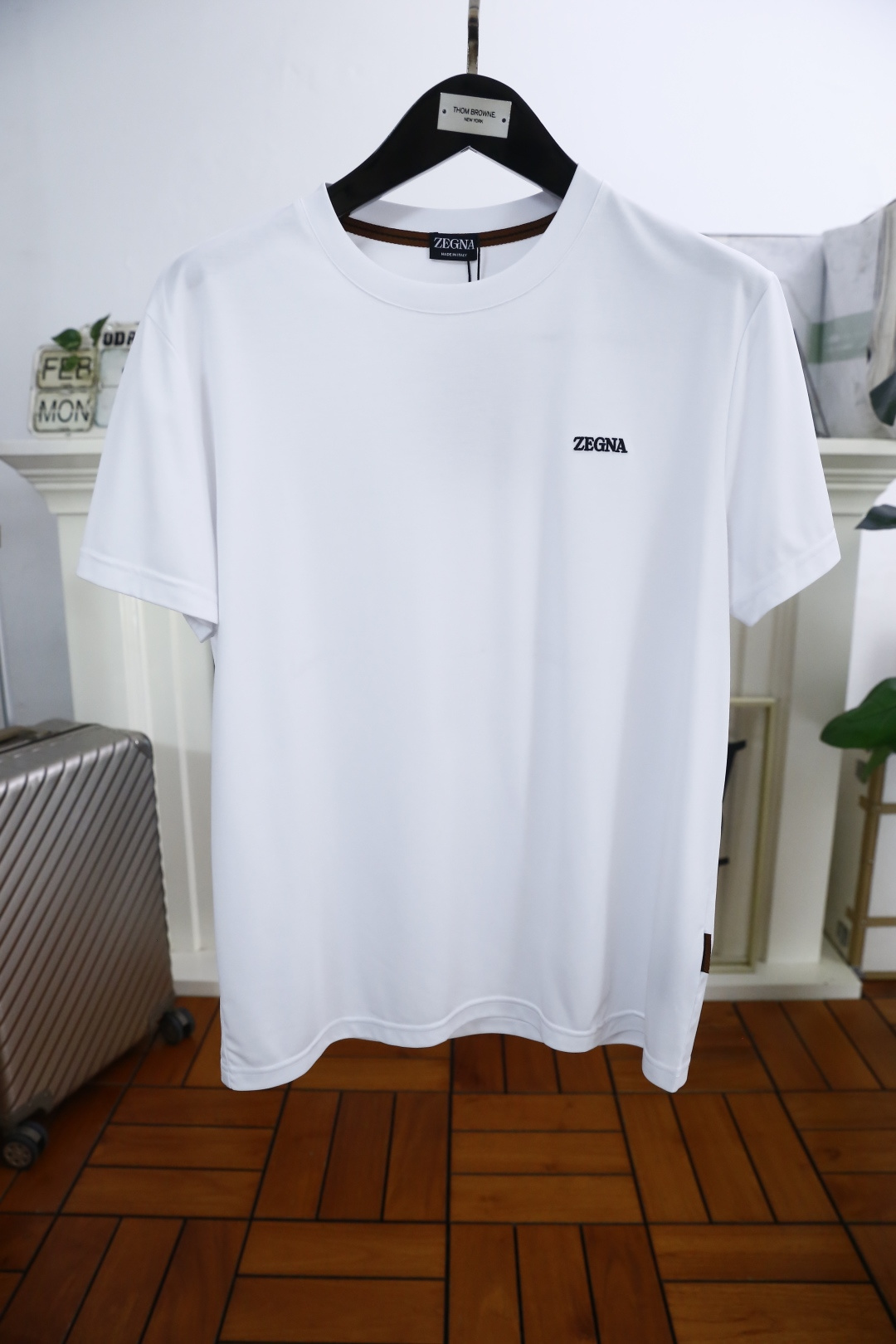 NO:119578,Jenny*/Zeg*a. Spring new product fashionable round neck short sleeve high-end custom versatile style!  More practical, anyone can easily control it. It uses high-end and comfortable fabric craftsmanship and luxurious classic brand logo design, which is very high-end and must-have if you understand the goods!  The style and tailoring are slim styles, which are very exquisite, showing aura and highlighting the exquisiteness of business men. This is the unique feature, the right slim fit, and the upper body effect is very good!  Complete three standards!  Counter size M-3XL, shipped the next day!  ,zegna,T-shirt,alexander wang19860909杰尼*/Zeg*a. 春季新品时尚圆领短袖高级定制百搭款式！更有实用感 任何人都可以轻松驾驭 采用高档舒适面料工艺 奢华经典品牌logo设计,非常显档次懂货的必须入！版型剪裁属于修身款 非常精致,显气场,又会凸显商务男士的精致,这就是独到之处,恰到好处的修身,上身效果非常赞！三标齐全！专柜尺码M-3XL,隔天出货！,,zegna,T-shirt,alexander wang,Men's clothing