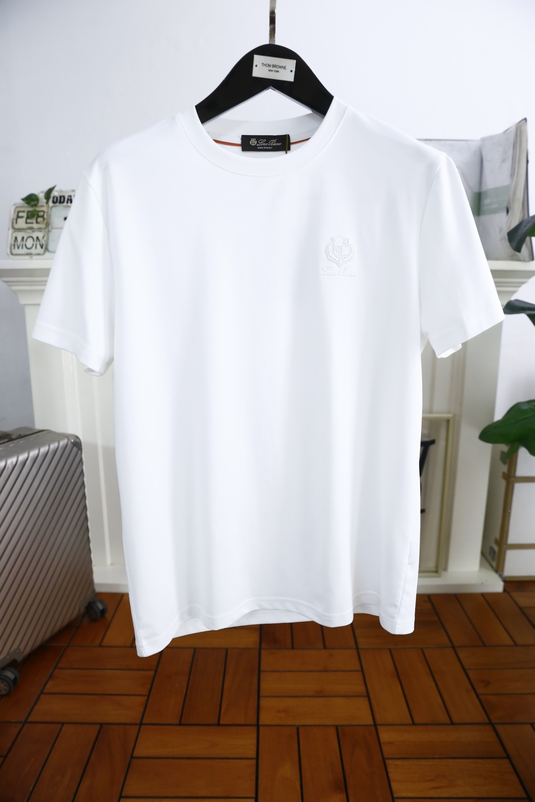 NO:119587,LP. Spring new product, fashionable round neck short sleeves, high-end custom versatile style!  More practical, anyone can easily control it. It uses classic double mercerized fabric craftsmanship and luxurious classic brand letter logo design, which is very high-end and must be entered if you understand the goods!  The style and tailoring are slim styles, which are very exquisite, showing aura and highlighting the exquisiteness of business men. This is the unique feature, the right slim fit, and the upper body effect is very good!  Complete three standards!  Counter size 48-56, shipped the next day!  ,loro piana,T-shirt,alexander wang19860909LP. 春季新品时尚圆领短袖高级定制百搭款式！更有实用感 任何人都可以轻松驾驭 采用经典双丝光面料工艺 奢华经典品牌字母logo设计,非常显档次懂货的必须入！版型剪裁属于修身款 非常精致,显气场,又会凸显商务男士的精致,这就是独到之处,恰到好处的修身,上身效果非常赞！三标齐全！专柜尺码48-56,隔天出货！,,loro piana,T-shirt,alexander wang,Men's clothing