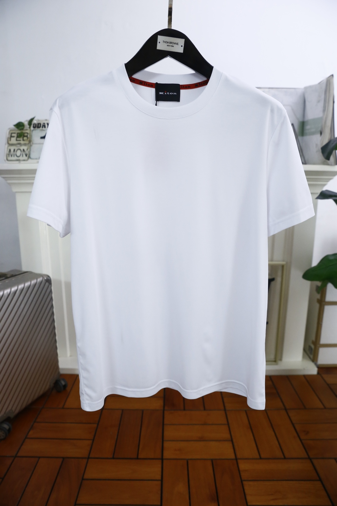 NO:119584,Kiton Spring new product for men's short-sleeved fashion classic round neck design!  Side brand letter LOGO matching!  High-end custom versatile styles that anyone can easily control. Use high-end top custom fabrics!  It is very high-end and understandable. It must be purchased!  The style and tailoring are slim styles, which are very exquisite, showing aura and highlighting the exquisiteness of business men. This is the unique feature, the right slim fit, and the upper body effect is very good!  Complete three standards!  Counter size M-3XL, shipped the next day!  ,T-shirt,alexander wang19860909kiton 春季新品男士短袖时尚经典圆领设计！侧面品牌字母LOGO搭配！高级定制百搭款式 任何人都可以轻松驾驭 采用高档顶级定制面料！非常显档次懂货的必须入！版型剪裁属于修身款 非常精致,显气场,又会凸显商务男士的精致,这就是独到之处,恰到好处的修身,上身效果非常赞！三标齐全！专柜尺码M-3XL,隔天出货！,,T-shirt,alexander wang,Men's clothing