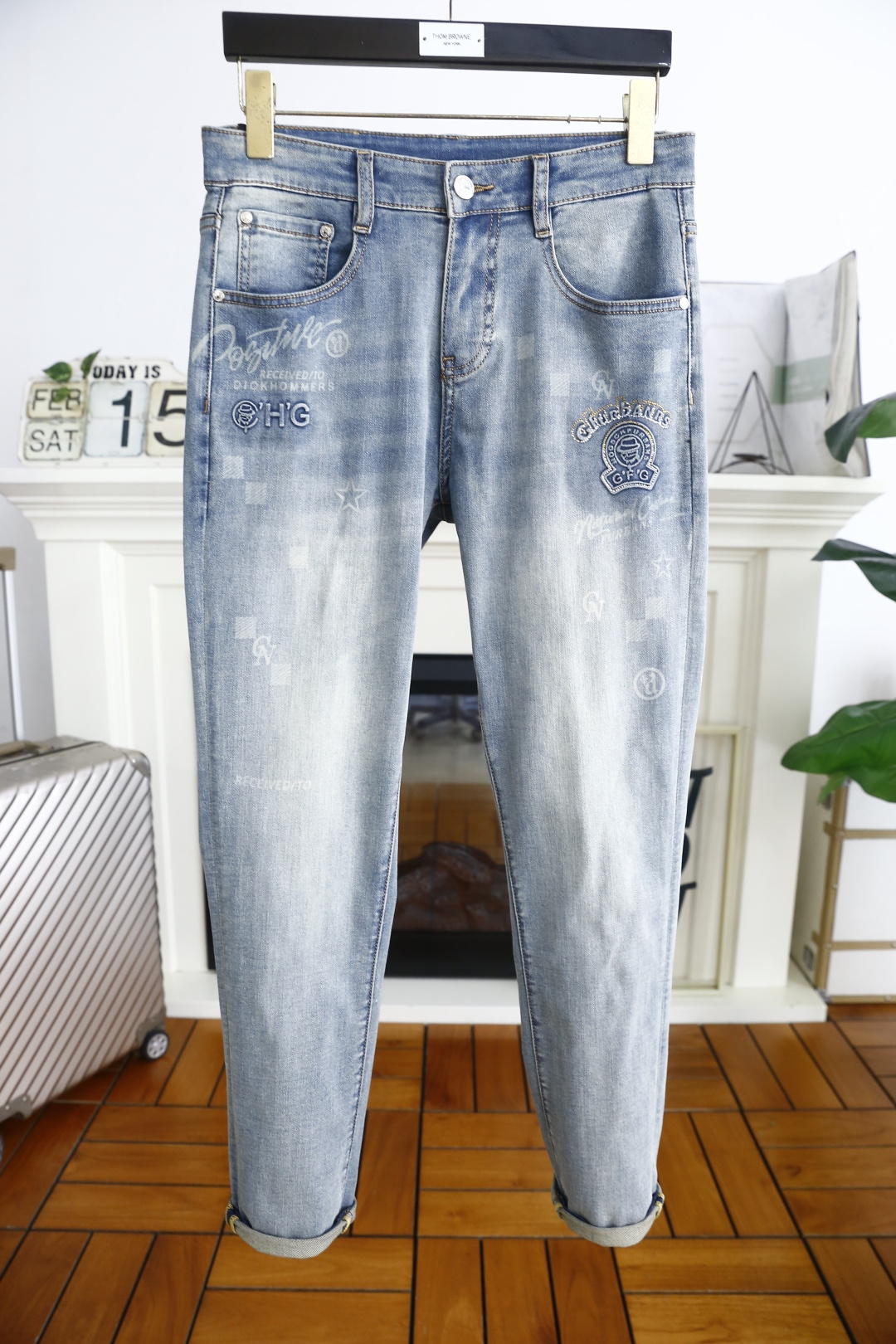 NO:119571,Dolce & Gabbana. 25 Spring New Products Men's Versatile Jeans Trading Company Channel Product!  The role of ace hits every season is like a classic signature textbook!  A pair of pants with a very aesthetic tone, dominated by fabric and quality, continues the essence of normal design, with label elements perfectly embedded, which is a distinctive feature of identity and is quite distinctive!  Customer-supplied top-quality washing buffet fabrics, the fabric has first-class texture, slightly elastic, excellent scratchiness and boneiness, and the capable and neat cut, and the upper body effect is excellent!  A must-have artifact for trendy men!  The counter size is 30-36, and there are 35!  Shipping the next day!  ,Dolce & Gabbana,Dolce & Gabbana,jeans,alexander wang19860909杜嘉班纳/Dolce & Gabbana. 25春季新品男士百搭牛仔裤贸易公司渠道货！每一季的王牌级爆款担当,俨然属于经典招牌教科书般存在！极具美学基调的一款裤子,以面料和品质为主导,延续了常态化的设计精髓,标签化元素完美嵌入,属于身份的特色彰显,辨识度颇为鲜明！客供进口顶级洗水牛仔面料,面料质地一流,略带弹力,挺刮度与筋骨感极好,干练利落的裁剪,上身效果极好！潮男必备神器！专柜尺码30-36,有35！隔天出货！,,Dolce&Gabbana,Dolce&Gabbana,jeans,alexander wang,Men's clothing