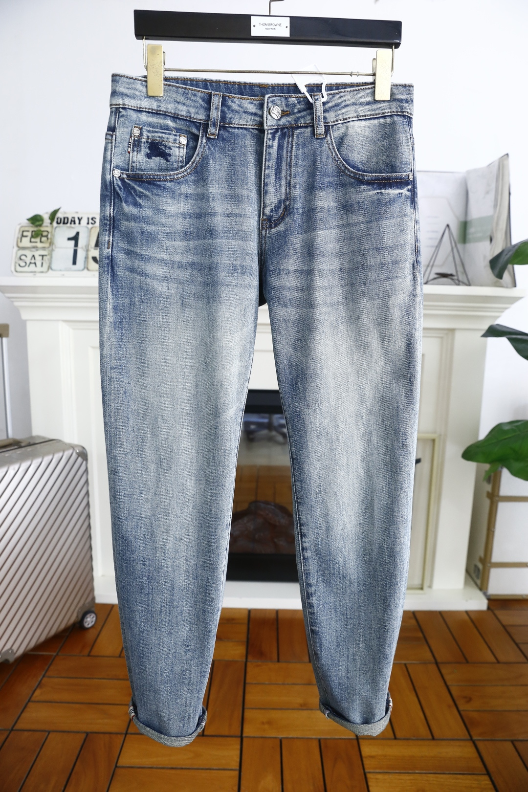 NO:119566,Burpberry/Bur*erry. New spring original single high-end jeans!  Luxury classic brand Zhanma LOGO accessories, hot-selling models for the counter, very comfortable to wear, low-key and luxurious, very classy when worn, no need to say much about the trouser style and cutting. The upper body is exquisite and vivid, high-end and top-grade material. The selection of real palace-grade denim. High-end top-washed denim fabric, excellent quality, and heavy washing makes the pants very soft!  Not picky about people, the upper body is absolutely stylish and extremely luxurious. Counter size 30-36, 35!  Shipping the next day!  ,burberry,burberry,jeans,alexander wang19860909巴宝丽/Bur*erry. 春季新品原单高端牛仔裤！奢华经典品牌战马LOGO配饰 专柜热销款 身穿着非常舒适 低调不失奢华 穿出去非常有档次 裤型款式和裁剪亦无需多言 上身精致跃然高档一等一顶级质料 真正殿堂级的牛仔布选用 高档顶级洗水牛仔面料,品质卓然,经过重水洗使得裤子很柔软！不挑人 上身绝对的有型 极度奢华. 专柜尺码 30-36,有35！隔天出货！,,burberry,burberry,jeans,alexander wang,Men's clothing