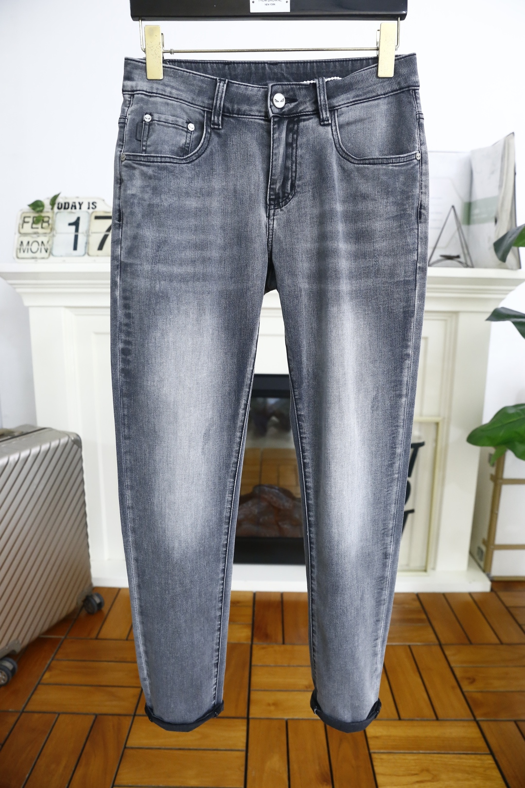 NO:119559,Fendi. 25 spring fashion men's classic elastic small foot jeans, overseas counter GW is launched simultaneously, and the legs are washed and polished with customer-supply water, which is more fashionable. The luxury classic brand logo highlights the brand characteristics. Original hardware and accessories, fashion trends have therefore become one of the biggest selling points and are extremely cost-effective. There is no confusion or trouble of color conflict. Such a rich high-end jeans are absolutely fashionable, casual and versatile!  A must-have for trendy men!  Counter sizes 28-38, there are 35!  Shipping the next day!  ,fendi,jeans,alexander wang19860909芬迪. 25春季时尚男士经典弹力小脚牛仔裤,海外专柜GW同步上市,采用客供水洗弹力牛仔裤腿处水洗磨更潮范,奢华经典品牌Logo标志彰显品牌特征,原厂五金辅料,时尚潮流因此已成为最大卖点之一而性价比又极高,没有颜色冲突的困惑或困扰,这么一款丰富内练高端牛仔裤,绝对时尚休闲百搭款！潮男必备！专柜尺码28-38,有35！隔天出货！,,fendi,jeans,alexander wang,Men's clothing