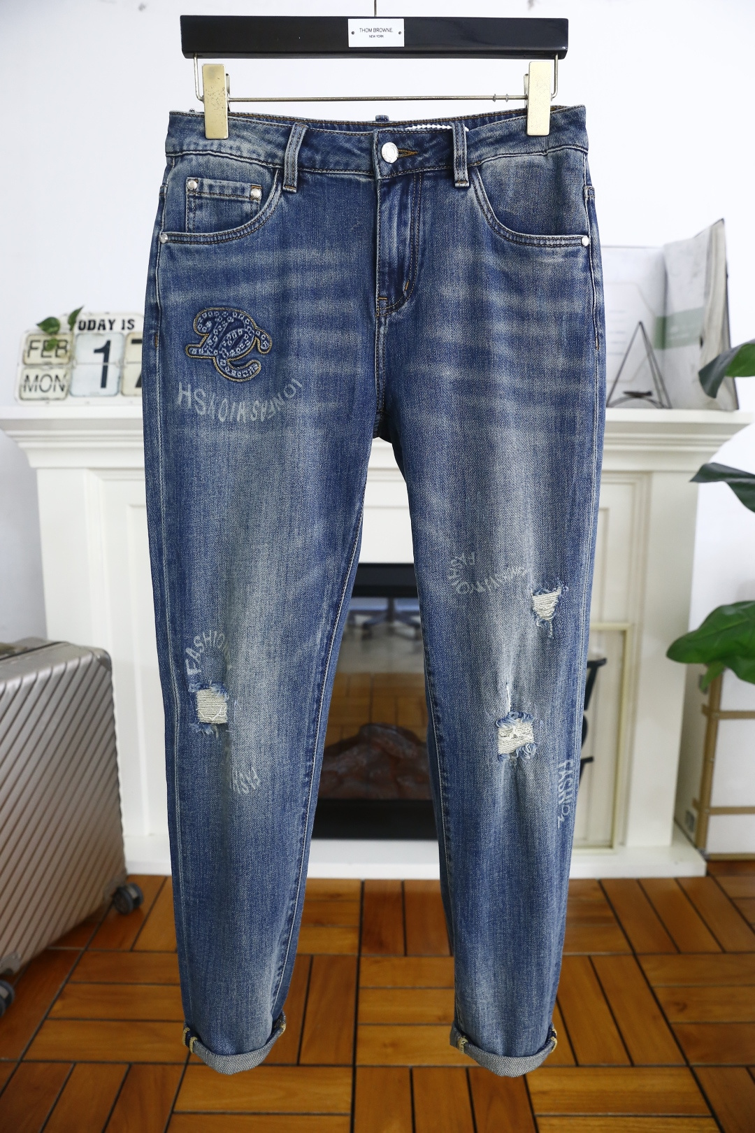 NO:120993,Dolce & Gabbana. 25 Spring New Product Original Single High-End Men's Ripped Wide-Level Jeans!  Luxury classic brand LOGO accessories, hot-selling models for counters, very comfortable to wear, low-key and luxurious, very classy when worn, no need to say much about the trouser style and cutting. The upper body is exquisite and vivid, high-end and top-grade material. The selection of real palace-grade denim. High-end top-washed denim fabric, excellent quality, and heavy washing makes the pants very soft!  Not picky about people, the upper body is absolutely stylish and extremely luxurious. Counter size 28-38, 35!  Shipping the next day!  ,Dolce & Gabbana,jeans,alexander wang19860909杜嘉班纳. 25春季新品原单高端男士破洞阔腿牛仔裤！奢华经典品牌LOGO配饰 专柜热销款 身穿着非常舒适 低调不失奢华 穿出去非常有档次 裤型款式和裁剪亦无需多言 上身精致跃然高档一等一顶级质料 真正殿堂级的牛仔布选用 高档顶级洗水牛仔面料,品质卓然,经过重水洗使得裤子很柔软！不挑人 上身绝对的有型 极度奢华. 专柜尺码 28-38,有35！隔天出货！,,Dolce&Gabbana,jeans,alexander wang,Men's clothing