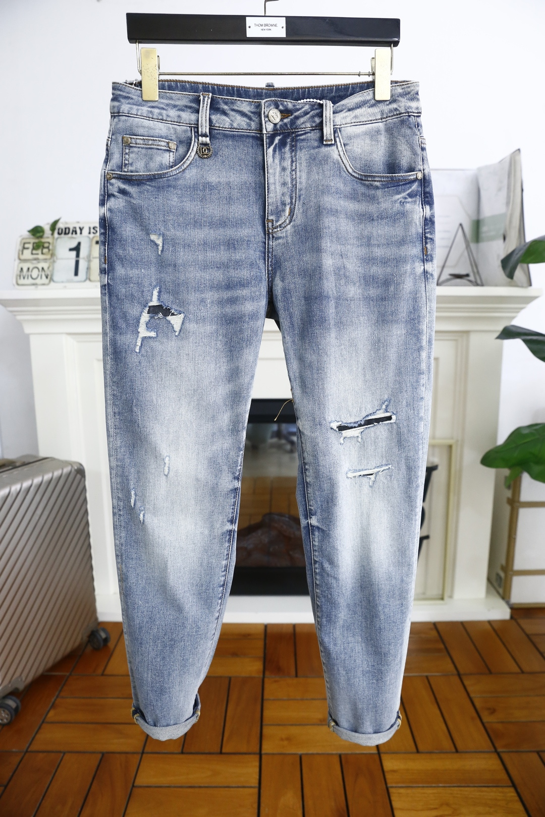 NO:119574,Dolce & Gabbana. 25 Spring New Product Original Single High-End Men's Ripped Wide-Level Jeans!  Luxury classic brand LOGO accessories, hot-selling models for counters, very comfortable to wear, low-key and luxurious, very classy when worn, no need to say much about the trouser style and cutting. The upper body is exquisite and vivid, high-end and top-grade material. The selection of real palace-grade denim. High-end top-washed denim fabric, excellent quality, and heavy washing makes the pants very soft!  Not picky about people, the upper body is absolutely stylish and extremely luxurious. Counter size 28-38, 35!  Shipping the next day!  ,Dolce & Gabbana,jeans,alexander wang19860909杜嘉班纳. 25春季新品原单高端男士破洞阔腿牛仔裤！奢华经典品牌LOGO配饰 专柜热销款 身穿着非常舒适 低调不失奢华 穿出去非常有档次 裤型款式和裁剪亦无需多言 上身精致跃然高档一等一顶级质料 真正殿堂级的牛仔布选用 高档顶级洗水牛仔面料,品质卓然,经过重水洗使得裤子很柔软！不挑人 上身绝对的有型 极度奢华. 专柜尺码 28-38,有35！隔天出货！,,Dolce&Gabbana,jeans,alexander wang,Men's clothing