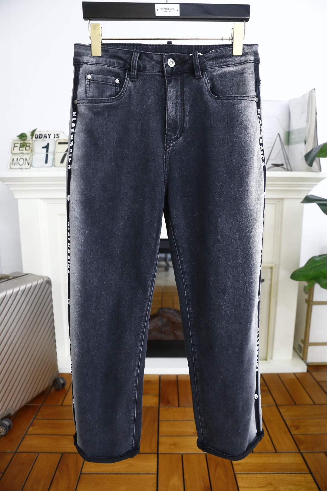 NO:119553,Balenciaga. Spring new classic straight-fitting pairing, original color men's original single jeans! A must-have item for those who like jeans. The wash and water colors of the original color are very easy to match. I don’t know what to wear when I go out. It’s right to wear it. It’s a good idea to wear it. It’s produced by thousands of people. Quality control recommendations. Exquisite hardware. Natural and environmentally friendly wash and original color. Color fixing. Very classic. Luxury brand letter LOGO embellishment. Low-key and restrained. Picture brand recognition. Combined straight-fitting style cut. Imported top-grade wash and jeans fabrics are comfortable on the upper body. Micro-stretchy. Skin-friendly. Breathable. The upper body is crisp and stylish. Full-quality order. Highly recommended one! Counter sizes 28-38, there are 35! Shipping the next day! ,balenciaga,balenciaga,jeans,alexander wang19860909巴黎世家/Balenciaga. 春季新款经典直筒搭配 原色男士原單牛仔裤！喜欢牛仔裤的必入单品 原色的洗水色非常好搭配 出门不知道穿什么 穿它准没错,千人的代工出品 品质控推荐 精致的五金 天然环保的水洗原色 固色处理 很经典 奢华品牌字母LOGO点缀 低调内敛的同时 图片品牌辨识度 合体直筒的版型剪裁 面料进口顶级洗水牛仔面料上身舒适 微弹力 亲肤 透气 上身挺括有型 全品相订单 强烈推荐的一款！专柜尺码28-38,有35！隔天出货！,,balenciaga,balenciaga,jeans,alexander wang,Men's clothing