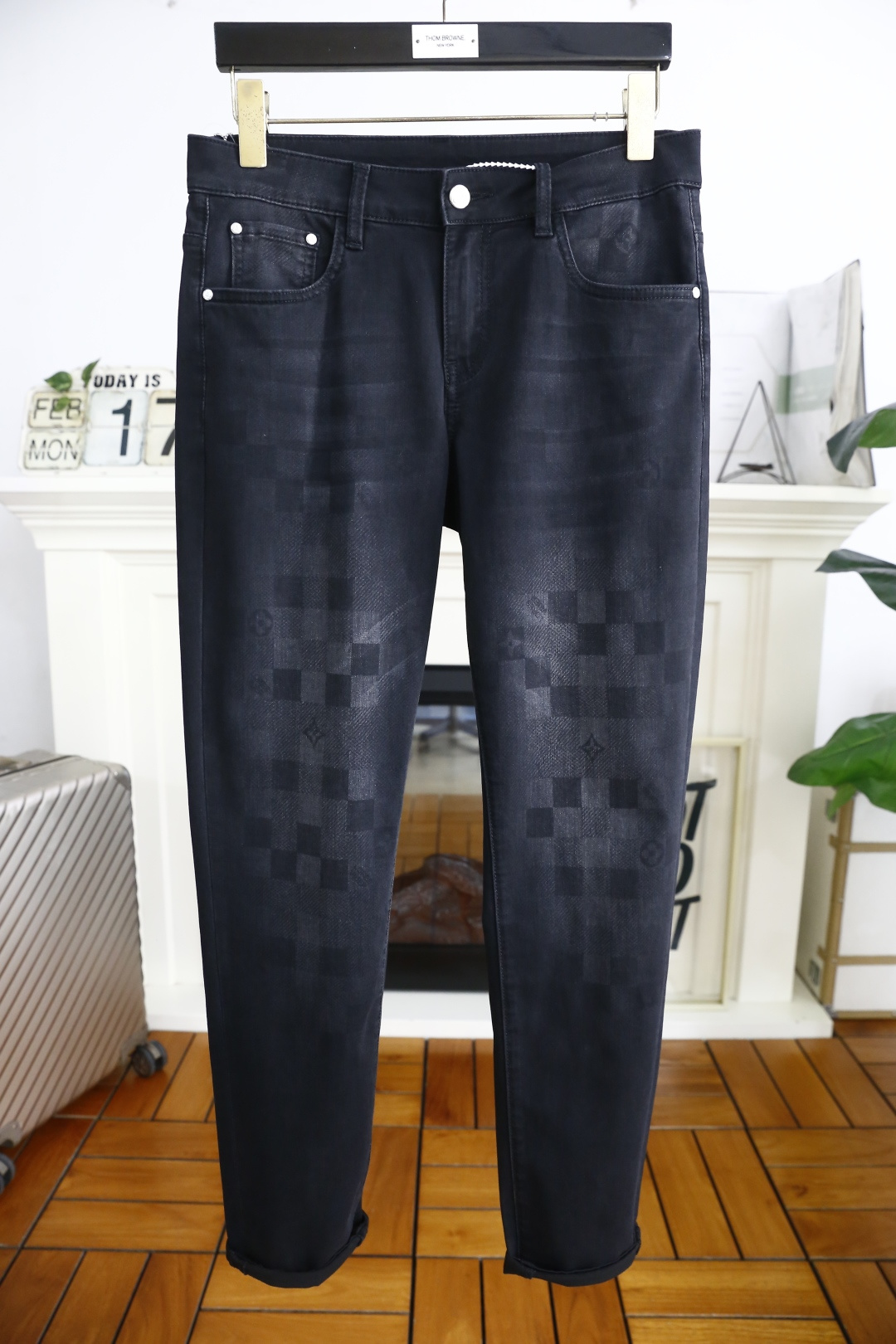 NO:119555,Louis Vuitton/lv. Spring new product original single high-end men's dark versatile jeans!  Luxury classic brand LOGO accessories, hot-selling models for counters, very comfortable to wear, low-key and luxurious, very classy when worn, no need to say much about the trouser style and cutting. The upper body is exquisite and vivid, high-end and top-grade material. The selection of real palace-grade denim. High-end top-washed denim fabric, excellent quality, and heavy washing makes the pants very soft!  Not picky about people, the upper body is absolutely stylish and extremely luxurious. Counter size 29-38, 35!  Shipping the next day!  ,,louis vuitton,louis vuitton,jeans,alexander wang19860909路易威登/lv. 春季新品原单高端男士深色百搭牛仔裤！奢华经典品牌LOGO配饰 专柜热销款 身穿着非常舒适 低调不失奢华 穿出去非常有档次 裤型款式和裁剪亦无需多言 上身精致跃然高档一等一顶级质料 真正殿堂级的牛仔布选用 高档顶级洗水牛仔面料,品质卓然,经过重水洗使得裤子很柔软！不挑人 上身绝对的有型 极度奢华. 专柜尺码 29-38,有35！隔天出货！,,louis vuitton,louis vuitton,jeans,alexander wang,Men's clothing