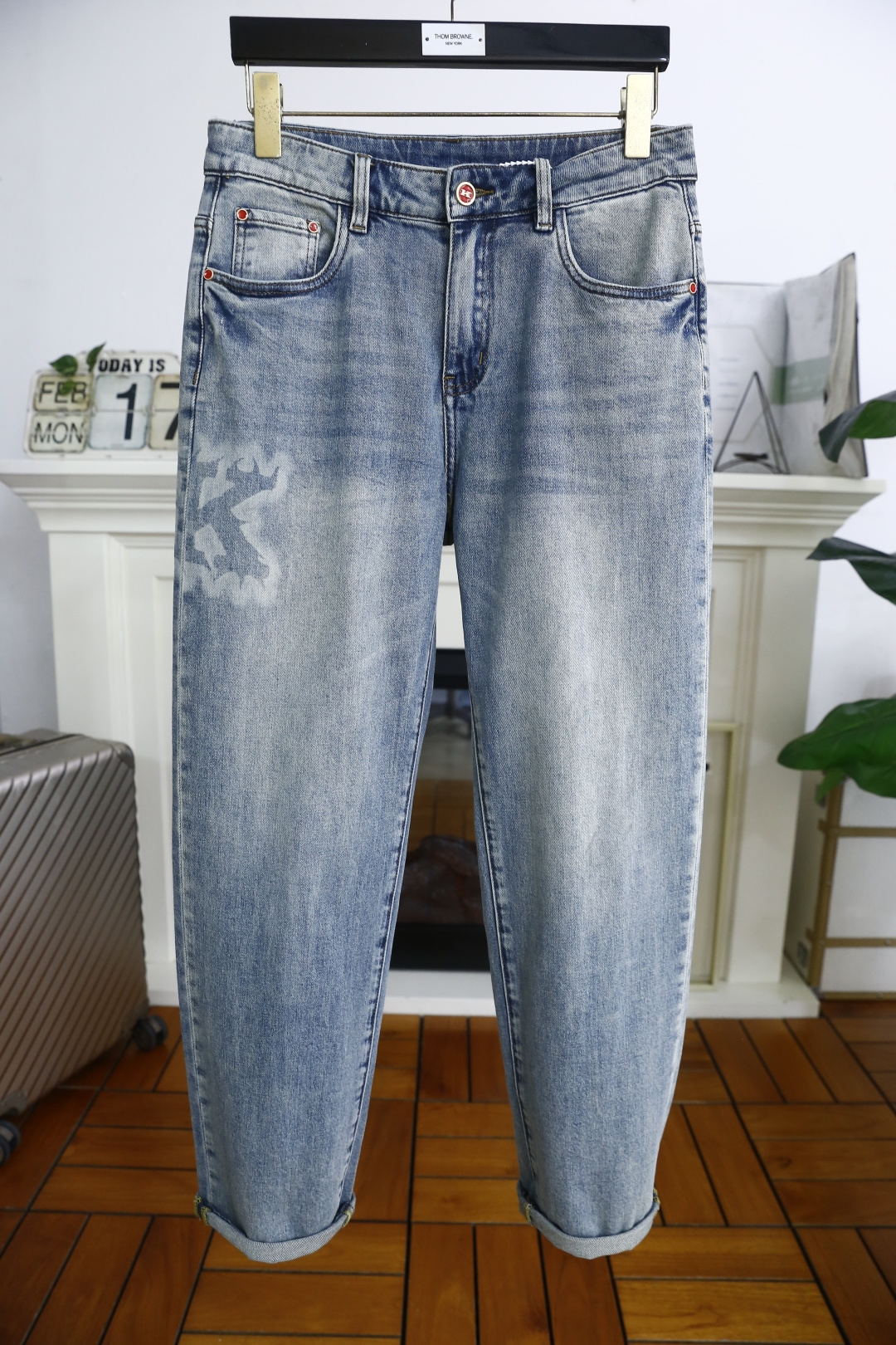 NO:119563,Kiotn. Spring new classic straight pairing, original color men's original single jeans! A must-have item for those who like jeans. The wash and water colors of the original color are very easy to match. I don’t know what to wear when I go out. It’s right to wear it. It’s a good idea to wear it. It’s produced by thousands of people. Quality control recommendations. Exquisite hardware. Natural and environmentally friendly wash and original color. Color fixing. Very classic. Luxury brand letter LOGO embellishment. Low-key and restrained. Picture brand recognition. Combined straight-fitting style cut. Imported top-grade wash and jeans fabrics are comfortable on the upper body. Micro-stretchy. Skin-friendly. Breathable. The upper body is crisp and stylish. Full-quality order. Highly recommended one! Counter sizes 28-38, there are 35! Shipping the next day! , jeans,alexander wang19860909kiotn. 春季新款经典直筒搭配 原色男士原單牛仔裤！喜欢牛仔裤的必入单品 原色的洗水色非常好搭配 出门不知道穿什么 穿它准没错,千人的代工出品 品质控推荐 精致的五金 天然环保的水洗原色 固色处理 很经典 奢华品牌字母LOGO点缀 低调内敛的同时 图片品牌辨识度 合体直筒的版型剪裁 面料进口顶级洗水牛仔面料上身舒适 微弹力 亲肤 透气 上身挺括有型 全品相订单 强烈推荐的一款！专柜尺码28-38,有35！隔天出货！,,jeans,alexander wang,Men's clothing