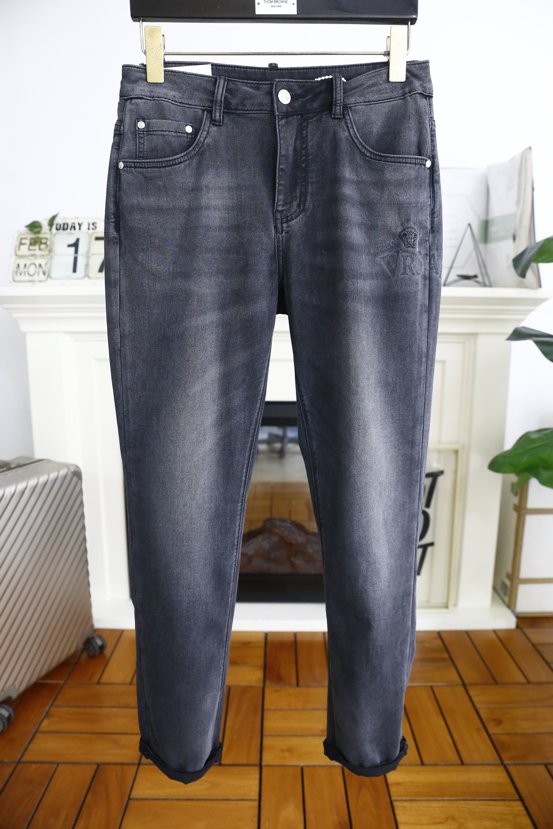 NO:119557,Van Size/Vers*ce. Spring new product original single high-end men's dark versatile jeans!  Luxury classic brand Medusa LOGO accessories, hot-selling models for the counter, very comfortable to wear, low-key and luxurious, very classy when worn, no need to say much about the trouser style and cutting. The upper body is exquisite and vivid, high-end and top-grade material. The selection of real palace-grade denim. High-end top-washed denim fabric, excellent quality, and heavy washing makes the pants very soft!  Not picky about people, the upper body is absolutely stylish and extremely luxurious. Counter size 28-38, 35!  Shipping the next day!  , versace, versace, jeans, alexander wang19860909范思泽/Vers*ce. 春季新品原单高端男士深色百搭牛仔裤！奢华经典品牌美杜莎LOGO配饰 专柜热销款 身穿着非常舒适 低调不失奢华 穿出去非常有档次 裤型款式和裁剪亦无需多言 上身精致跃然高档一等一顶级质料 真正殿堂级的牛仔布选用 高档顶级洗水牛仔面料,品质卓然,经过重水洗使得裤子很柔软！不挑人 上身绝对的有型 极度奢华. 专柜尺码 28-38,有35！隔天出货！,,versace,versace,jeans,alexander wang,Men's clothing