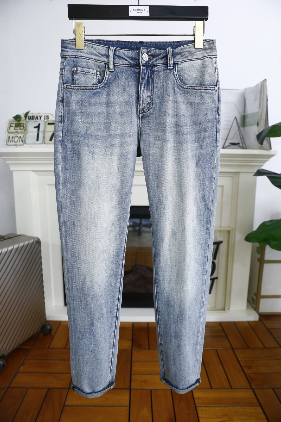 NO:119565,Louis Vuitt*n. 25 Spring New Fashion Brand Original Single Men's Versatile Jeans Trading Company Channel Product!  The role of ace hits every season is like a classic signature textbook!  A pair of pants with a very aesthetic tone, dominated by fabric and quality, continues the essence of normal design, with label elements perfectly embedded, which is a distinctive feature of identity and is quite distinctive!  Customer-supplied top-quality washing buffet fabrics, the fabric has first-class texture, slightly elastic, excellent scratchiness and boneiness, and the capable and neat cut, and the upper body effect is excellent!  A must-have artifact for trendy men!  Counter sizes 29-38, there are 35!  Shipping the next day!  ,,louis vuitton,louis vuitton,jeans,alexander wang19860909路易威登/Louis Vuitt*n. 25春季新品潮牌原单男士百搭牛仔裤贸易公司渠道货！每一季的王牌级爆款担当,俨然属于经典招牌教科书般存在！极具美学基调的一款裤子,以面料和品质为主导,延续了常态化的设计精髓,标签化元素完美嵌入,属于身份的特色彰显,辨识度颇为鲜明！客供进口顶级洗水牛仔面料,面料质地一流,略带弹力,挺刮度与筋骨感极好,干练利落的裁剪,上身效果极好！潮男必备神器！专柜尺码29-38,有35！隔天出货！,,louis vuitton,louis vuitton,jeans,alexander wang,Men's clothing