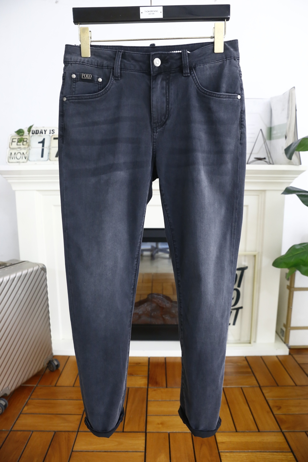 NO:120998,Paul. 25 Spring New Fashion Brand Original Single Men's Versatile Jeans Trading Company Channel Product!  The role of ace hits every season is like a classic signature textbook!  A pair of pants with a very aesthetic tone, dominated by fabric and quality, continues the essence of normal design, with label elements perfectly embedded, which is a distinctive feature of identity and is quite distinctive!  Customer-supplied top-quality washing buffet fabrics, the fabric has first-class texture, slightly elastic, excellent scratchiness and boneiness, and the capable and neat cut, and the upper body effect is excellent!  A must-have artifact for trendy men!  Counter sizes 28-38, there are 35!  Shipping the next day!  , jeans,alexander wang19860909保罗. 25春季新品潮牌原单男士百搭牛仔裤贸易公司渠道货！每一季的王牌级爆款担当,俨然属于经典招牌教科书般存在！极具美学基调的一款裤子,以面料和品质为主导,延续了常态化的设计精髓,标签化元素完美嵌入,属于身份的特色彰显,辨识度颇为鲜明！客供进口顶级洗水牛仔面料,面料质地一流,略带弹力,挺刮度与筋骨感极好,干练利落的裁剪,上身效果极好！潮男必备神器！专柜尺码28-38,有35！隔天出货！,,jeans,alexander wang,Men's clothing