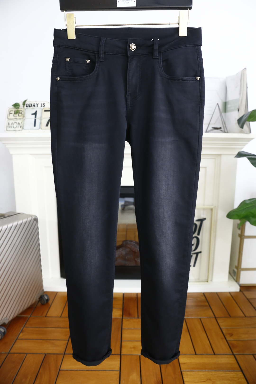 NO:120995,Van Size/Vers*ce. 25 spring new product original single high-end men's jeans!  Luxury classic brand Medusa LOGO accessories, hot-selling models for the counter, very comfortable to wear, low-key and luxurious, very classy when worn, no need to say much about the trouser style and cutting. The upper body is exquisite and vivid, high-end and top-grade material. The selection of real palace-grade denim. High-end top-washed denim fabric, excellent quality, and heavy washing makes the pants very soft!  Not picky about people, the upper body is absolutely stylish and extremely luxurious. Counter size 28-38, 35!  Shipping the next day!  , versace, versace, jeans, alexander wang19860909范思泽/Vers*ce. 25春季新品原单高端男士牛仔裤！奢华经典品牌美杜莎LOGO配饰 专柜热销款 身穿着非常舒适 低调不失奢华 穿出去非常有档次 裤型款式和裁剪亦无需多言 上身精致跃然高档一等一顶级质料 真正殿堂级的牛仔布选用 高档顶级洗水牛仔面料,品质卓然,经过重水洗使得裤子很柔软！不挑人 上身绝对的有型 极度奢华. 专柜尺码 28-38,有35！隔天出货！,,versace,versace,jeans,alexander wang,Men's clothing