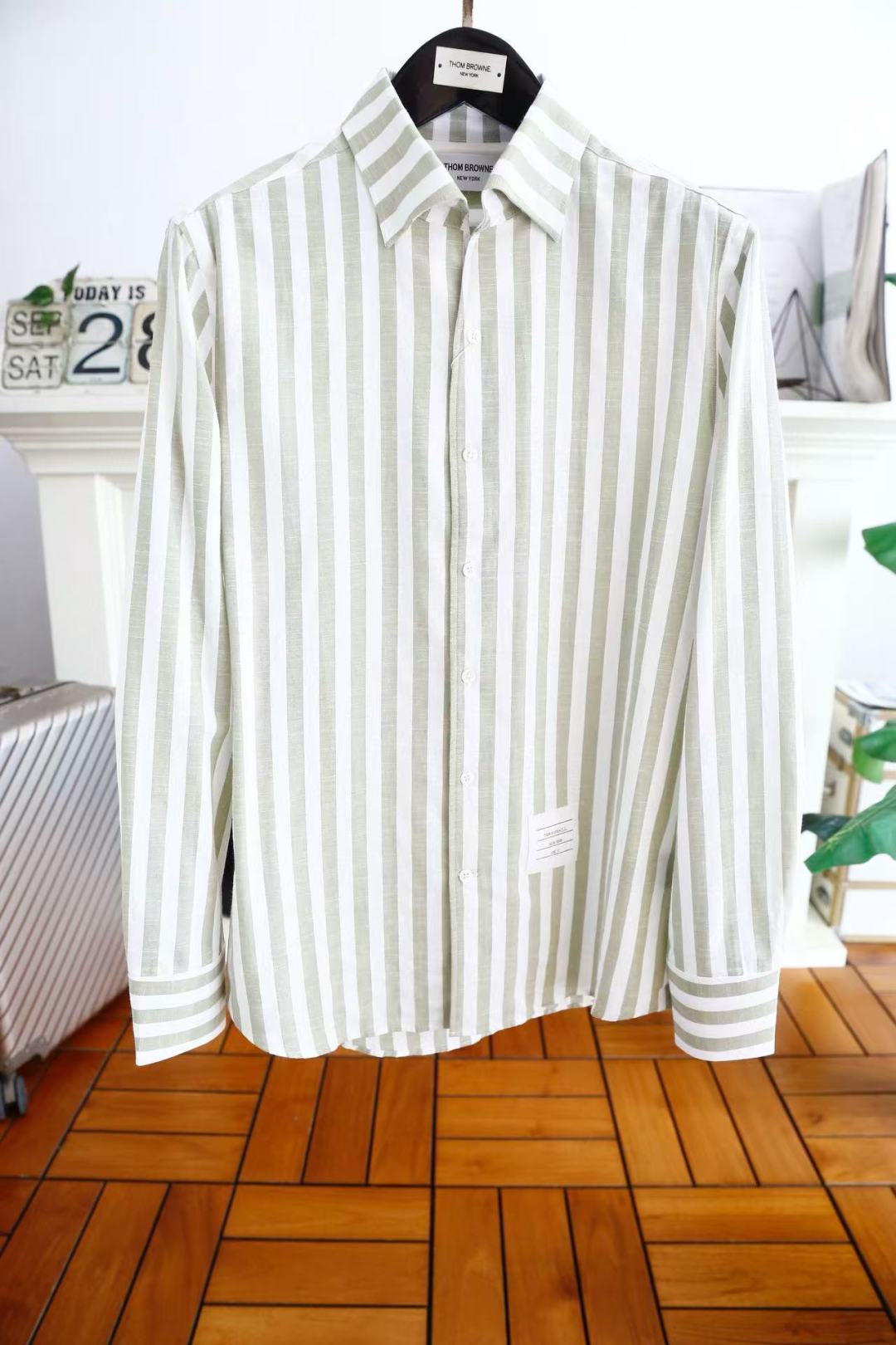 NO:120999,Tom Brown/TB.. 25 fashionable classic striped shirt with super handsome top body!  The same single item in European counters is free and versatile!  The luxury and classic brand LOGO design and fashionable buttons are matched with a streamlined and colorful luxury effect, while also showing the super charm of the top brands. The imported customized fabric is high-quality and heavy, with very delicate texture, exquisite and exquisite detailing and exquisite auxiliary materials. The auxiliary materials are all supplied by foreign merchants. It is a single item with extremely high shaping. The shape on the street is absolutely eye-catching, and it is an excellent equipment that can be selected from thousands of people!  Counter size 48-56, shipped the next day!  ,thom browne,shirts,alexander wang19860909汤姆布朗/TB.. 25时尚经典条纹衬衫上身超帅！欧洲专柜同款单品,随意百搭！奢华经典品牌LOGO设计时尚纽扣搭配出流光溢彩奢华效果的同时更显现顶级品牌的超级魅力所在,客供进口定制面料高克重材质,质感非常细腻,细节工艺精湛考究,辅料皆为外商客供,塑造性极高的一款单品,出街造型绝对招眼吸睛,万里挑一的绝佳装备！专柜尺码48-56,隔天出货！,,thom browne,shirts,alexander wang,Men's clothing