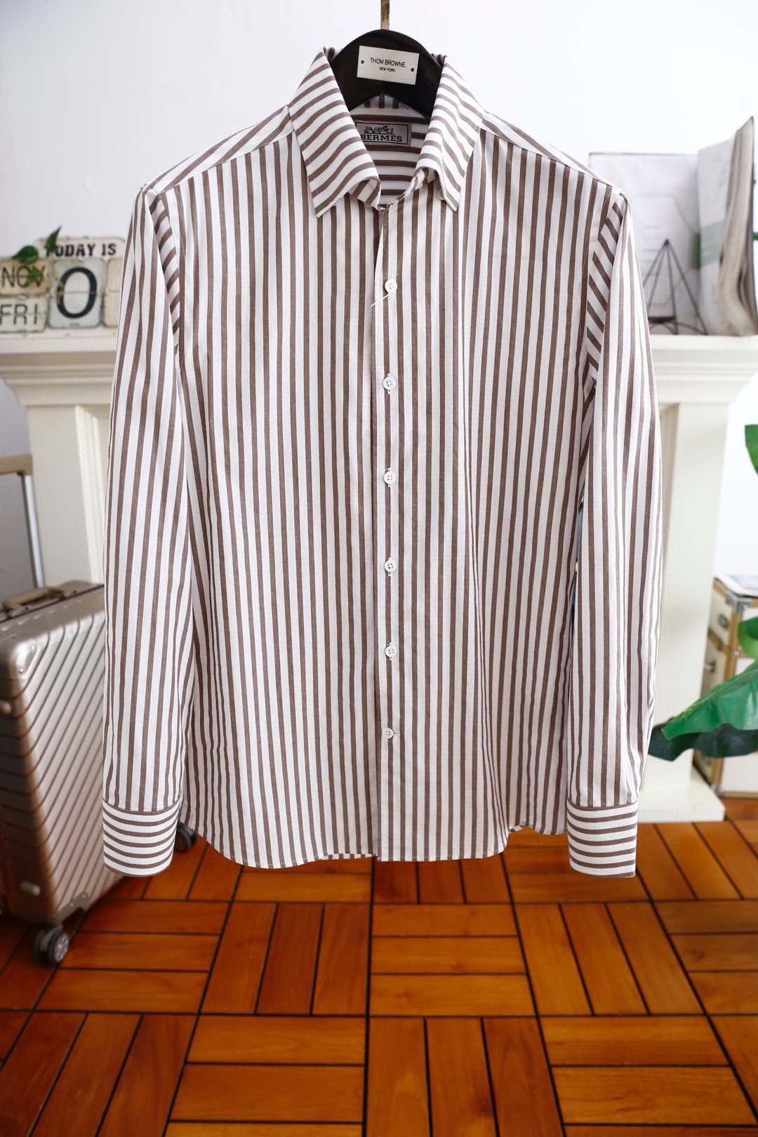 NO:121001,Aima*/Herm*s. 25 fashionable classic men's striped shirt with super handsome top body! 欧洲专柜同款单品,随意百搭！  The luxurious classic brand elements design and fashionable buttons are combined with a colorful and luxurious effect, while also showing the super charm of the top brands. The imported customized fabrics are high-quality and heavy, with very delicate textures, exquisite and exquisite details and exquisite auxiliary materials. The auxiliary materials are all supplied by foreign merchants. It is a single item with extremely high shaping. The shape on the street is absolutely eye-catching, and it is an excellent equipment that can be selected from thousands of people! 专柜尺码48-56,隔天出货！  ,,hermes,hermes,shirts,alexander wang19860909爱马*/Herm*s. 25时尚经典男士条纹衬衫上身超帅！欧洲专柜同款单品,随意百搭！奢华经典品牌元素设计时尚纽扣搭配出流光溢彩奢华效果的同时更显现顶级品牌的超级魅力所在,客供进口定制面料高克重材质,质感非常细腻,细节工艺精湛考究,辅料皆为外商客供,塑造性极高的一款单品,出街造型绝对招眼吸睛,万里挑一的绝佳装备！专柜尺码48-56,隔天出货！,,hermes,hermes,shirts,alexander wang,Men's clothing