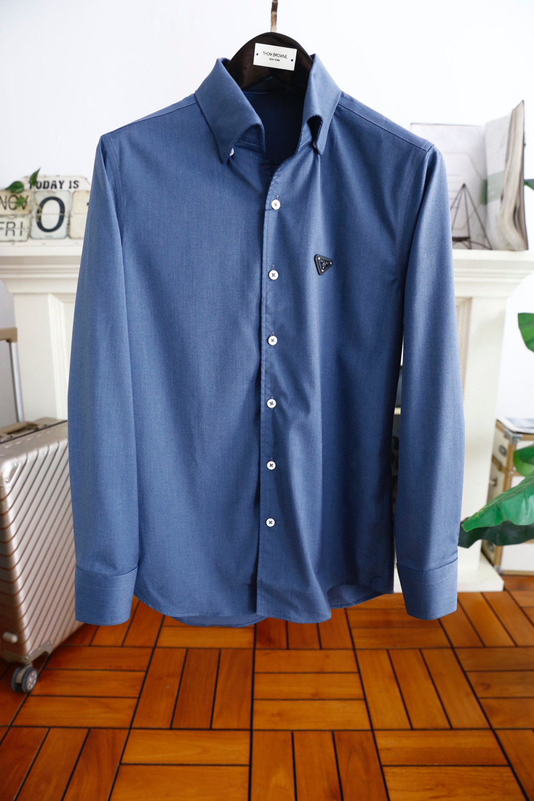 NO:121010,Pula*/Pra*a. 25 men's long-sleeved shirt trading company channel goods, the classic triangle logo on the chest brand is perfect in appearance, belongs to the cabinet level, predictable hot product, high-end custom fabrics, master-level tailoring, invincible texture, excellent skin-friendly and exquisite craftsmanship, smooth lines, perfect matching!  Easy to upgrade the sense of fashion, with high recognition, excellent upper body effect, extremely exquisite workmanship, neat and meticulous routes, and can be matched for business or daily leisure!  Counter size M-3XL, shipped the next day!  ,,prada,prada,shirts,alexander wang19860909普拉*/Pra*a. 25男士长袖衬衫贸易公司渠道货,胸前品牌经典三角标LOGO设计品相完美如斯,属于入柜级别,可预见性的爆款,高级定制面料,大师级剪裁,质感无敌,亲肤性极佳工艺精湛,线条流畅,完美搭配！轻松将时髦感进阶,有着高强辨识度,上身效果超赞,做工极为考究严谨,走线工整细致,商务抑或日常休闲均可搭配！专柜尺码 M-3XL,隔天出货！,,prada,prada,shirts,alexander wang,Men's clothing